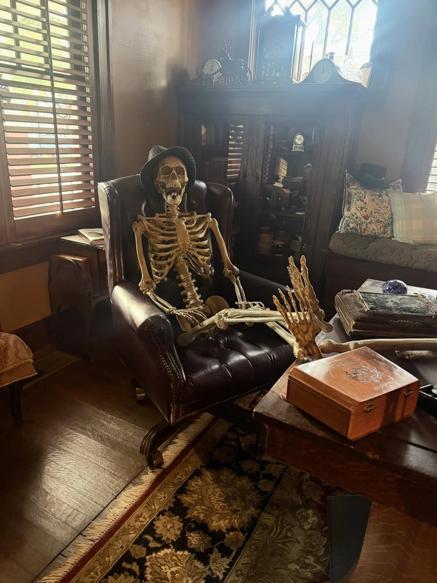 Folks are dying to stay with us! #halloween #rosenhouseinn #texasbedandbreakfast #greatstaysoftexas #stayinn #visitfortworth