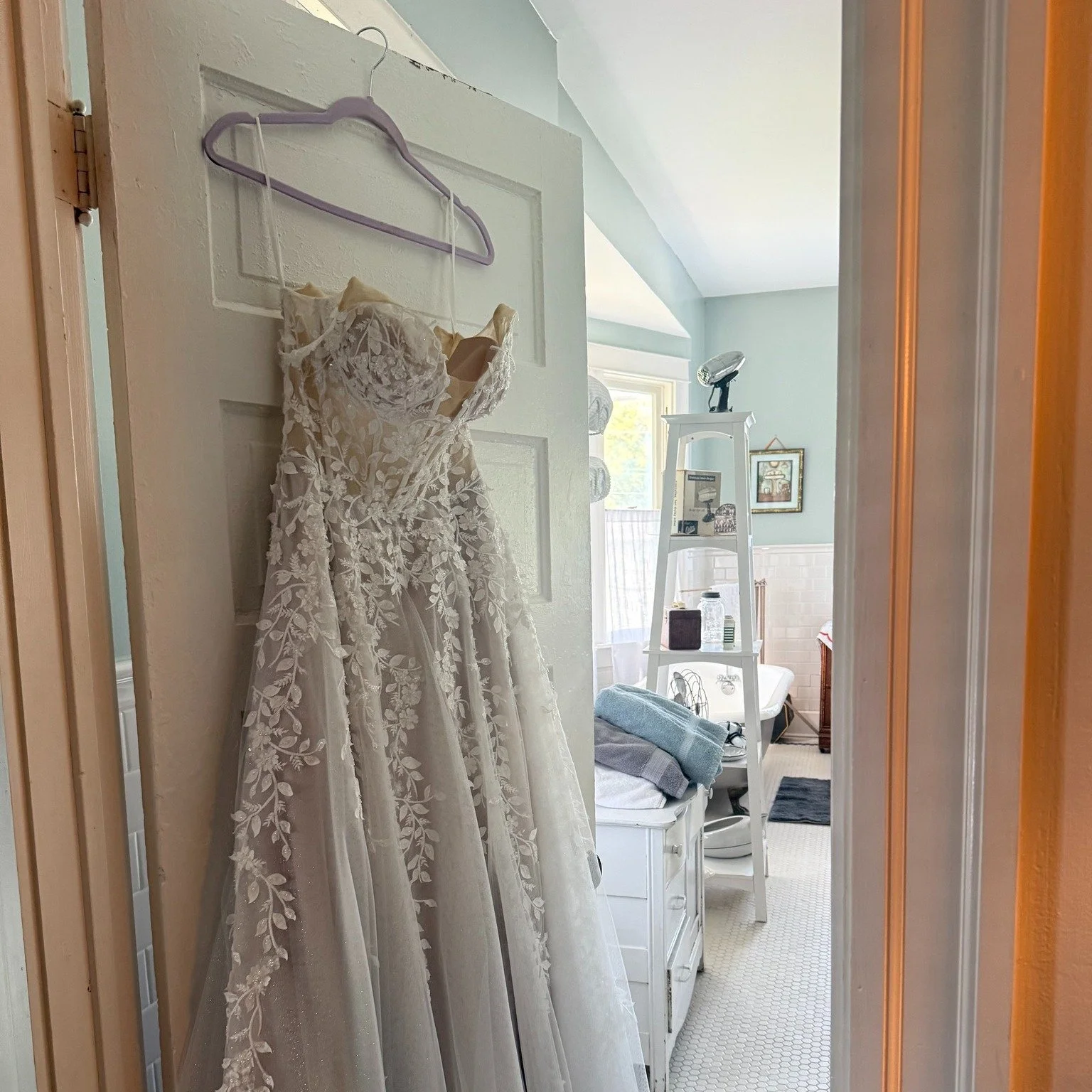 🌸 Wedding Bliss at Rosen House Inn 🌸
Calling all brides-to-be! 💍 Planning a wedding can be stressful, but we&rsquo;ve got the perfect solution to take the edge off&mdash;stay at the cozy and charming Rosen House Inn! 🏡 Our beautiful, comfortable 