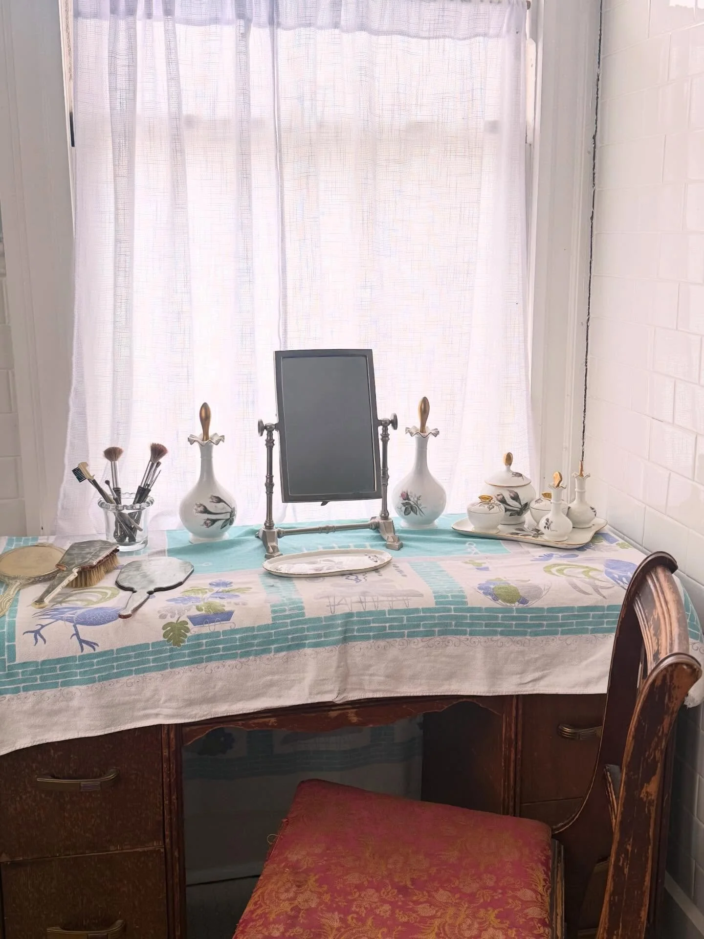 Always loved to display items shared by neighbors for our guests to enjoy #fairmountsuite #rosenhouseinn #visitfortworth #neatsouthsidefw #stayinn