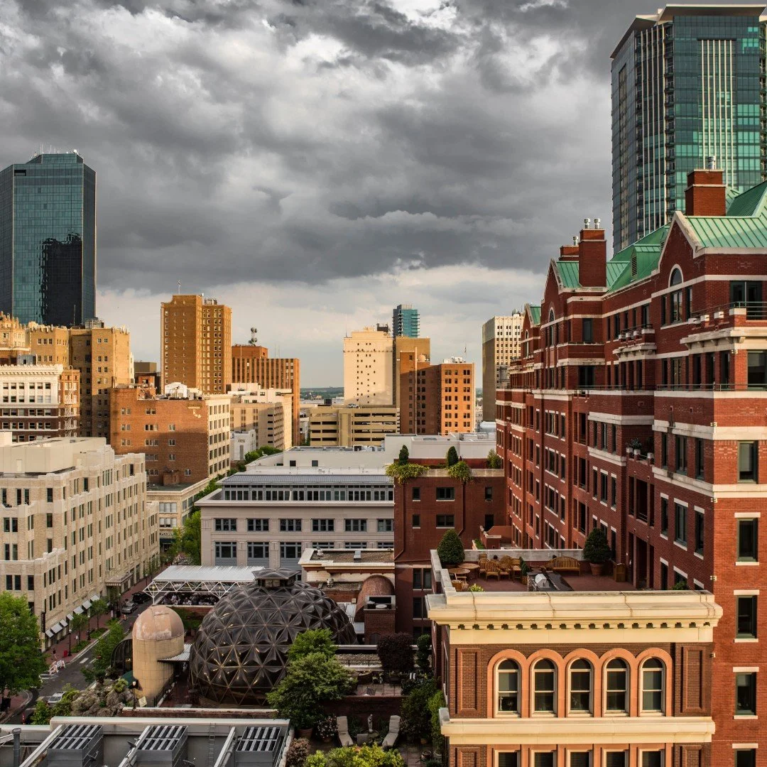 🌟 When you stay at Rosen House Inn, you're just a short trip away from the vibrant heart of Fort Worth&mdash;Sundance Square! 🎶✨
Explore the beautiful Sundance Square Plaza, where live music fills the air all week long. Dine at world-class restaura