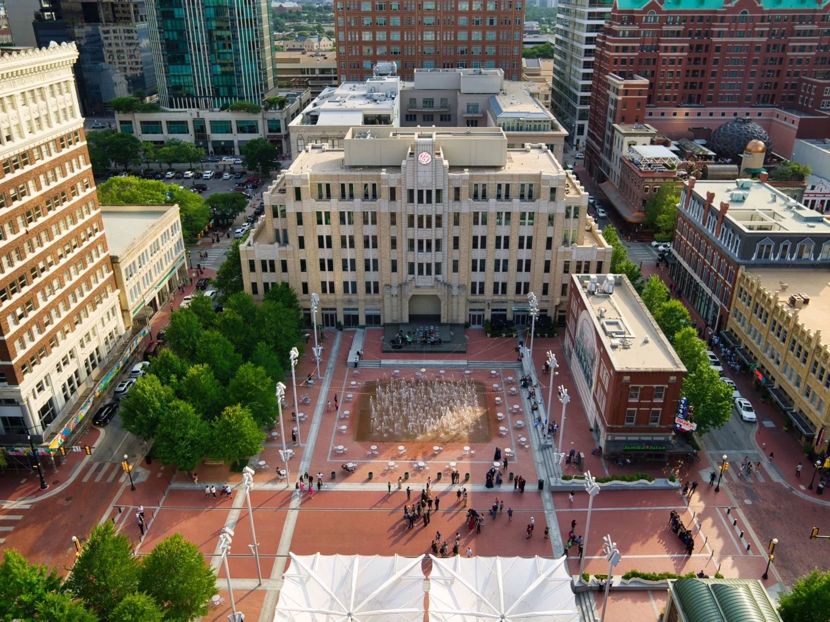 🎭✨ Discover the "living room of Fort Worth" during your stay at Rosen House Inn&mdash;Sundance Square! 🌟
This historic-meets-modern downtown gem offers everything from rooftop bars and walkable shopping to art galleries and live theater p