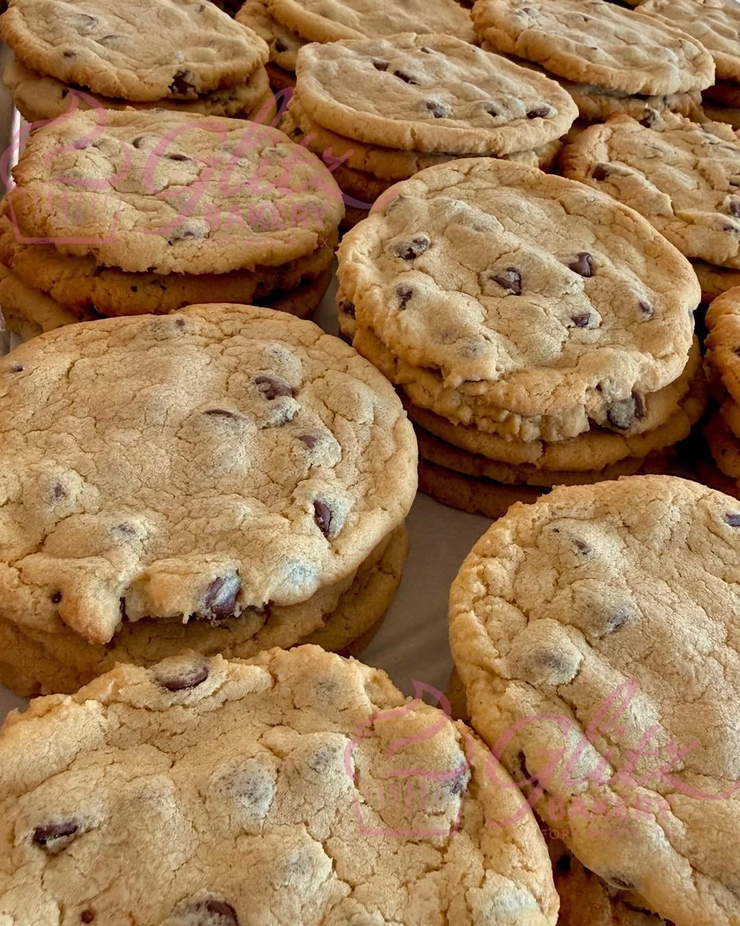 ✨The bakery smells heavenly when these chocolate chip cookies are baking🤎
Order some for your next gathering🤗🌸

Come in 
📍 6104 Southwest Blvd
Or call us!
📱 817-332-0090

🤎🫶🤍✨🌸🤗🤩

#sugarcookiesoffacebook #sugarcookiesoﬁnstagram #fortworth 