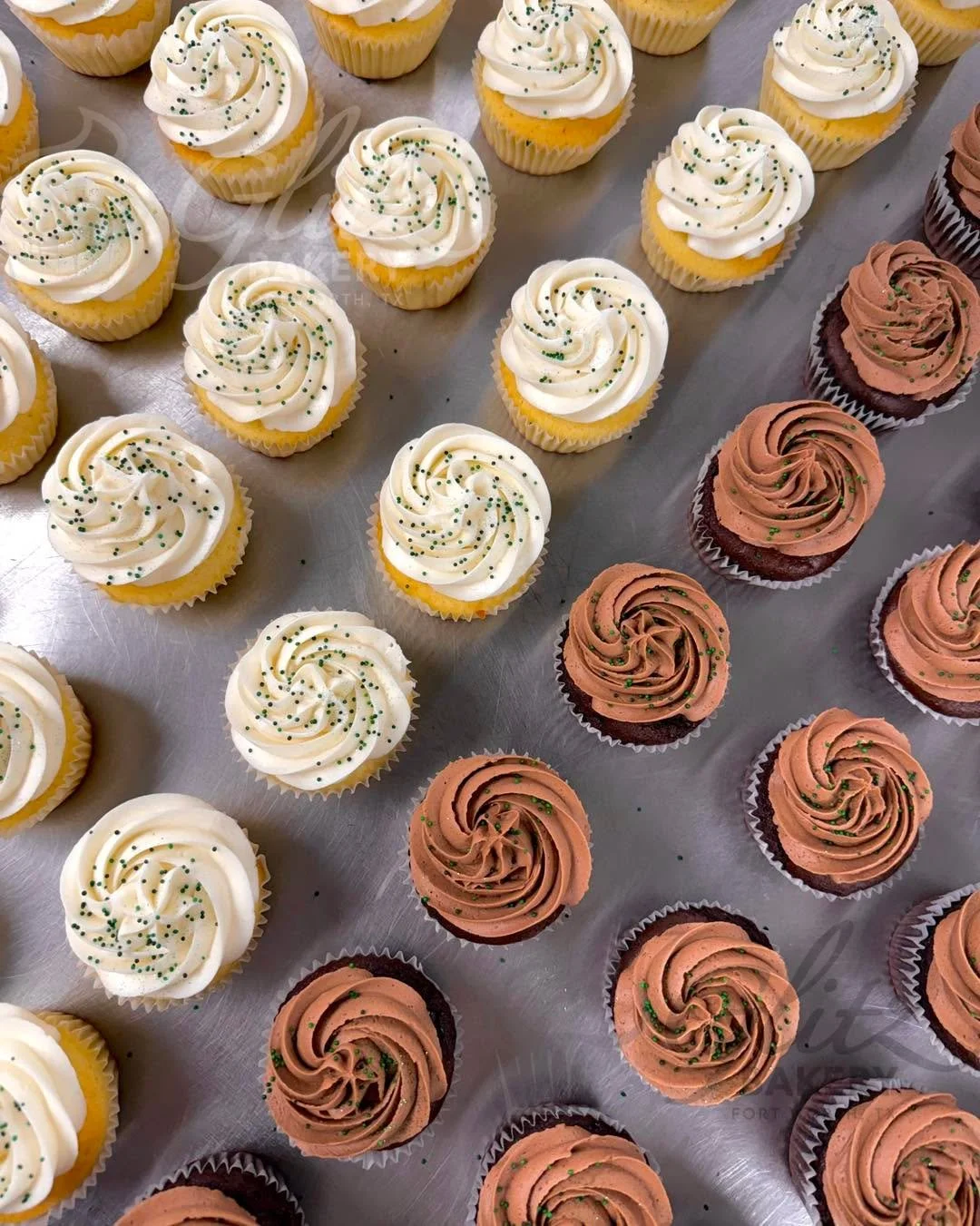 🤎🤍the perfect treat for a Texas spring day✨ 
Try our cupcakes, they&rsquo;re so rich and moist!🤩🧁

#shoplocalfortworth #fortworthbakery #fortworth #dfwbakery #fortworthcupcakes #cupcakes #cupcakesofinstagram #cupcakeshop