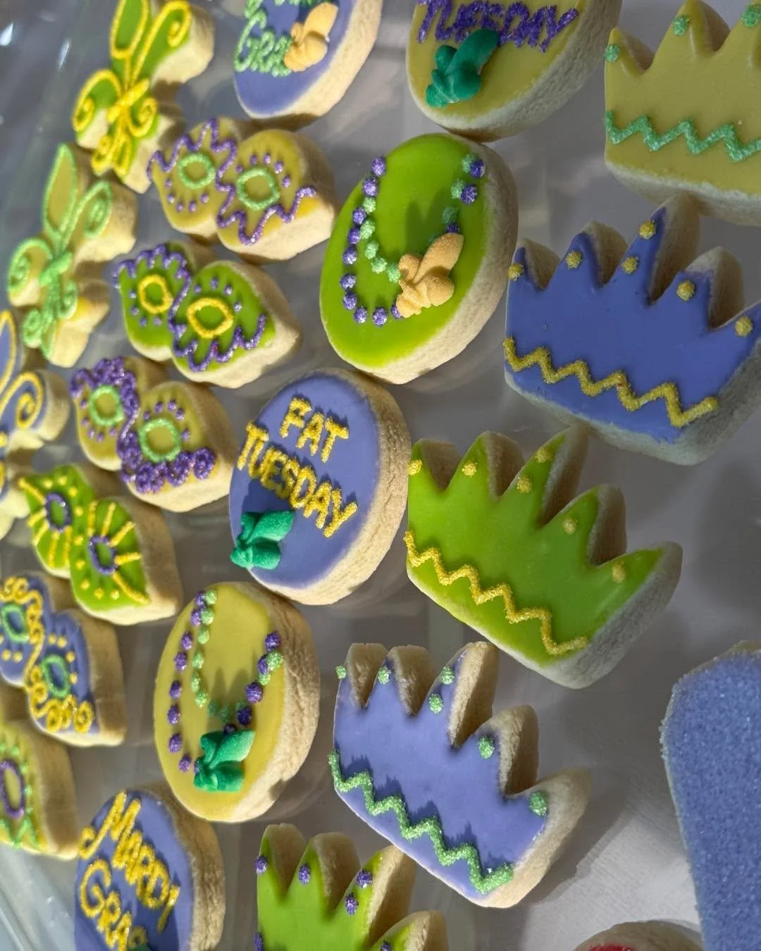 ⚜️let the good times roll and stop by Glitz Bakery💜👑 our delicious sugar cookies are decked out in the cutest Mardi Gras designs! Come early for the best selection!💚💛 

🫶🦞💛💚💜⚜️👑🐊

#sugarcookiesoffacebook #sugarcookiesoﬁnstagram #sugarcooki