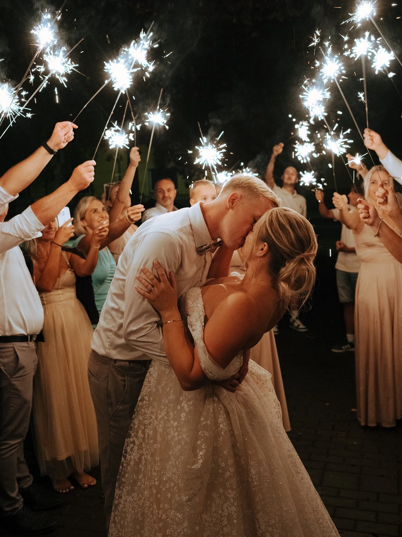 Prskavky. 📸😍 A pak už jen bordel, hudba a světla. 😎🥳🥳