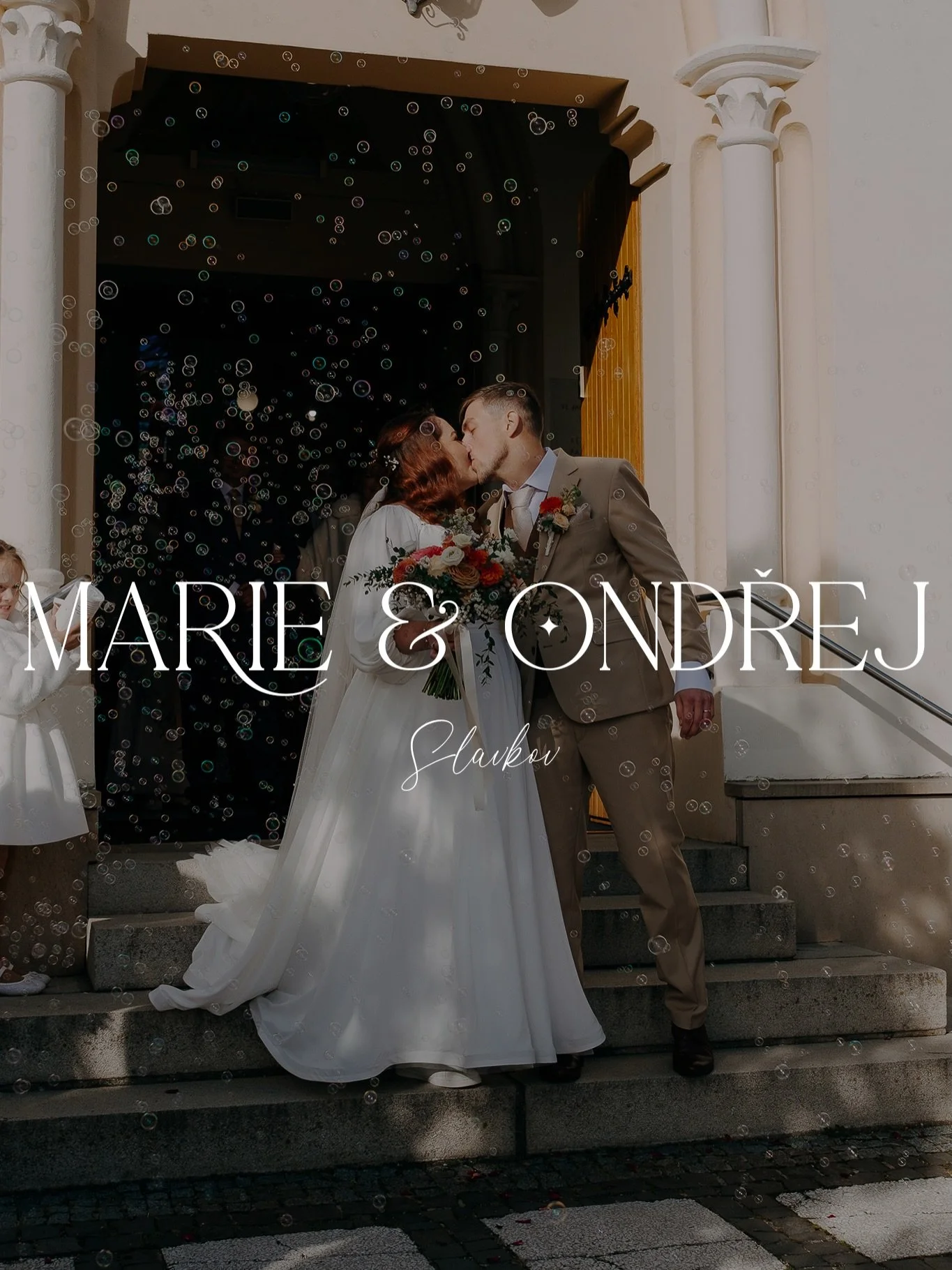 🫧 Jestli můžu d&aacute;t jeden tip budouc&iacute;m nevěst&aacute;m a ženichům:

nenuťte se do ničeho, co v&aacute;m nen&iacute; vlastn&iacute;.
Nemus&iacute;te st&aacute;t rovně, m&iacute;t &bdquo;dokonal&yacute;&ldquo; &uacute;směv ani se tv&aacute