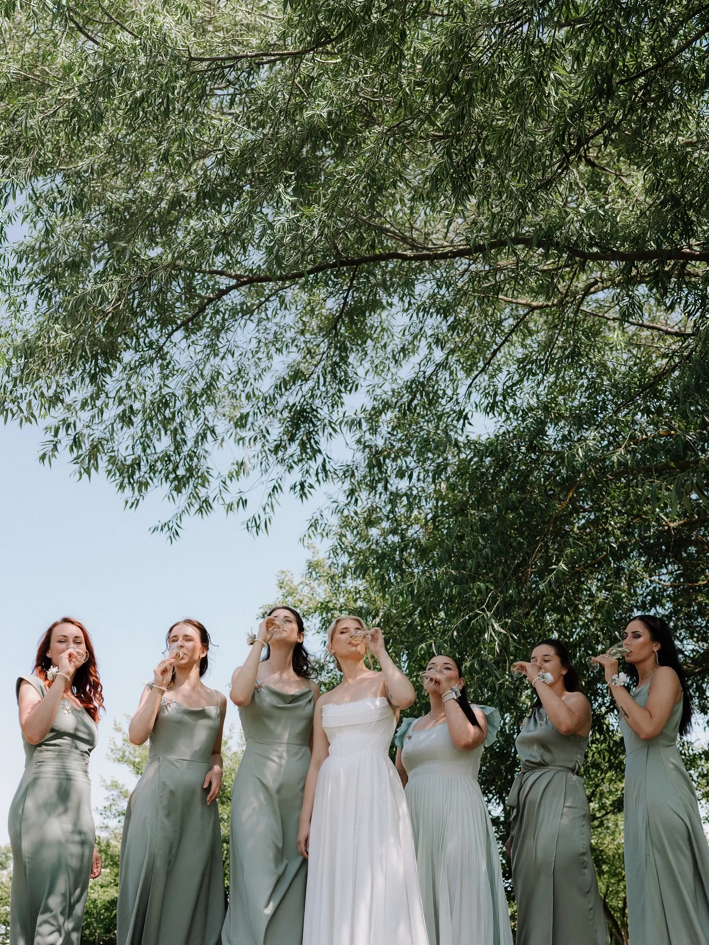 ❓ Ktery t&yacute;m jsi?
🥂 Bride team nebo groom team?
🍾 Bubliny, pivo, sm&iacute;ch.
🤍 Ale když pak zjist&iacute;&scaron;, že nejde o strany, ale o lidi, co s v&aacute;mi ten den opravdu jsou. To je nejv&iacute;c. Ne? 💪❤️

#svatebniden #svatebnip