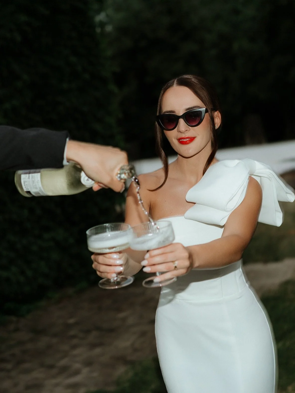 Můj styl je jasně dan&yacute; &ndash; s&aacute;z&iacute;m na přirozenost a momenty, kter&eacute; nezest&aacute;rnou. Z&aacute;roveň ale v&iacute;m, že každ&aacute; svatba m&aacute; svou vlastn&iacute; energii. 🎞️

I když trendy aktivně nevyhled&aacu