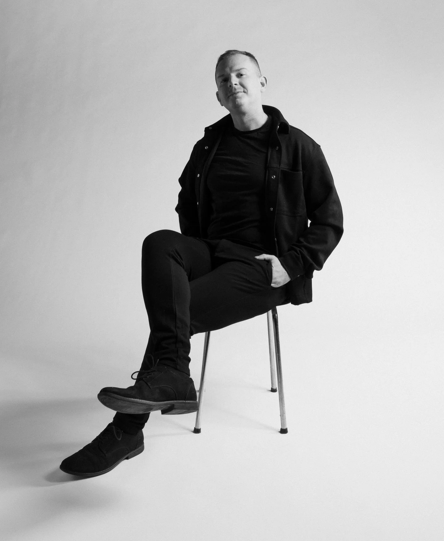 Raději stoj&iacute;m za foť&aacute;kem než před n&iacute;m.
Ale občas je asi dobr&eacute; uk&aacute;zat i toho, kdo ho drž&iacute;.

Tak tedy mal&aacute; v&yacute;jimka na zač&aacute;tek sezony 2026.

Vět&scaron;inu času mě potk&aacute;te na svatb&aa