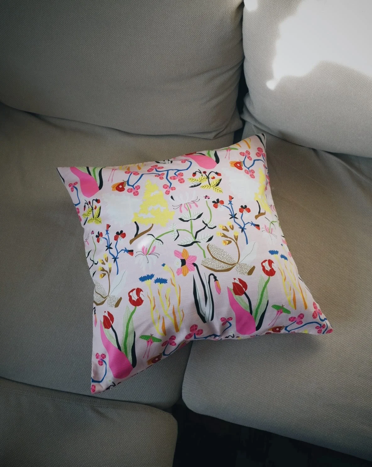 Saker du kan hitta p&aring; www.kimonesie.com ❤️&zwj;🔥
Barnplagg sydda av mig, posters tryckta p&aring; finaste akvarellpapper och kuddfodral i bomull och lin. 
Sm&aring;skaligt och med hj&auml;rta! Puss
