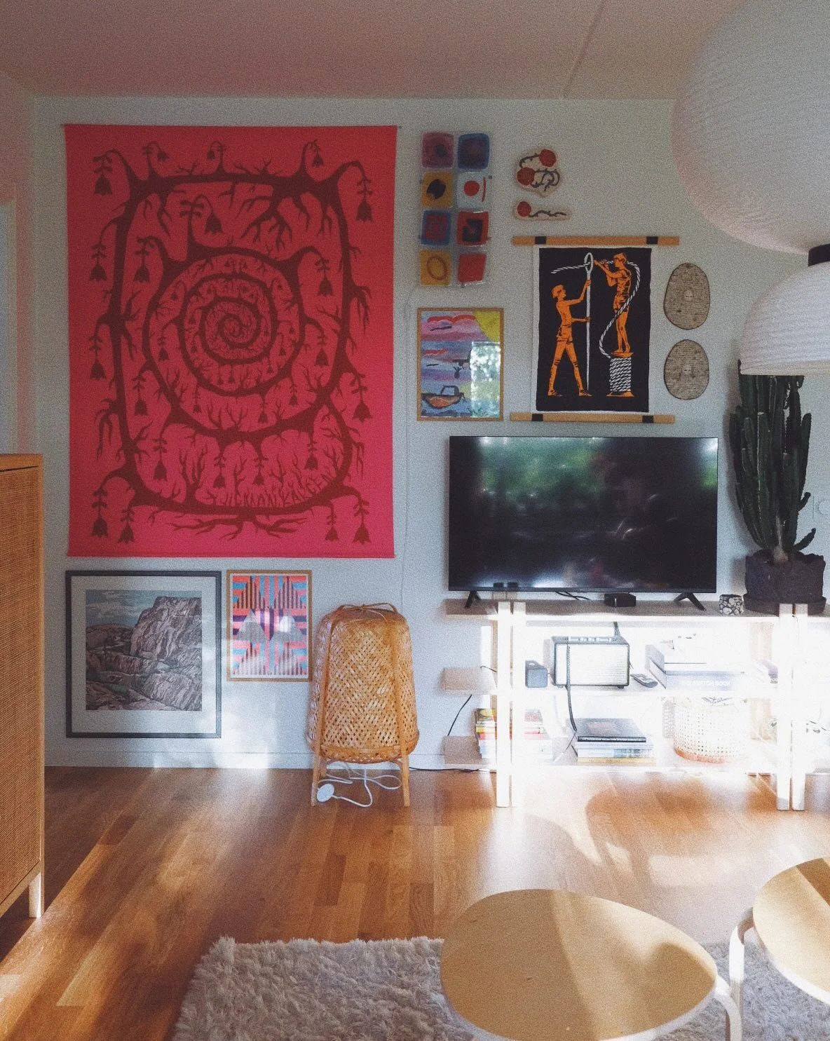 Trots att alla v&auml;ggar &auml;r vita, s&aring; b&ouml;rjar det bli ganska fint och k&auml;nnas som v&aring;rt hem. 🏠
&hellip; Hur l&aring;ng tid tror du det tar innan jag panikm&aring;lar n&aring;gonstans? 😎