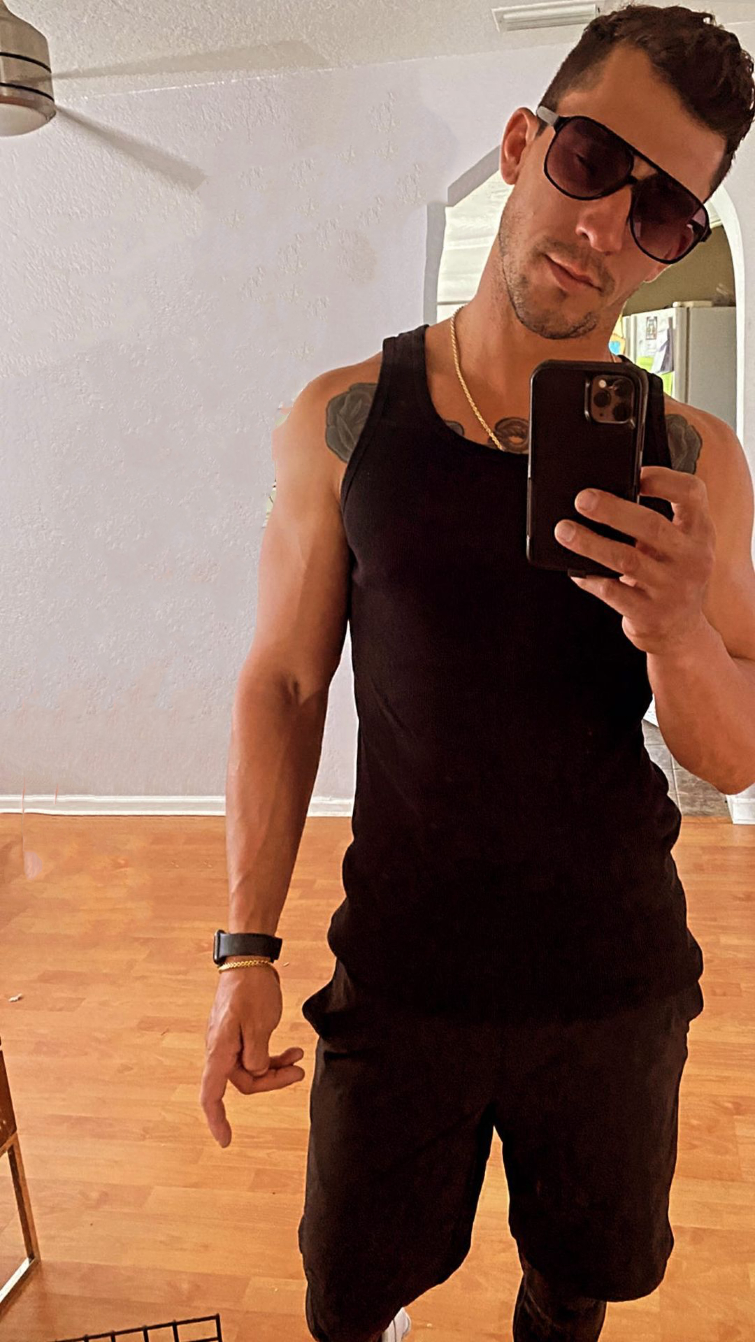 Taylor Davis wearing 'Classic Navigator Sunglasses' by V SHADES