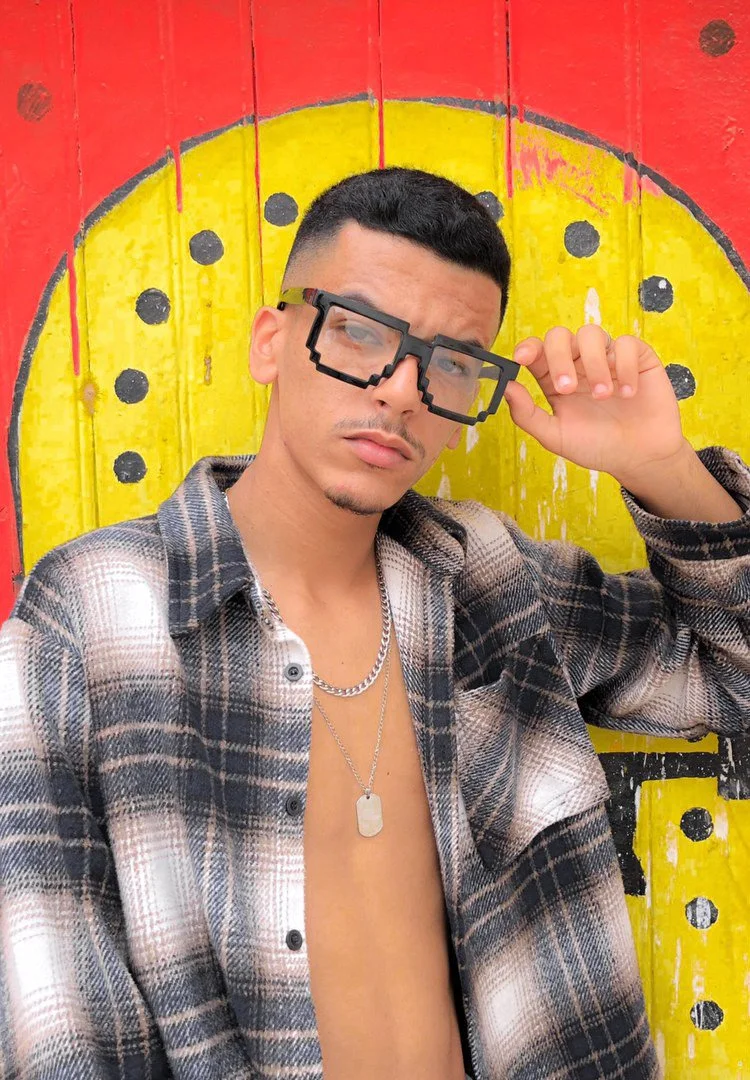 Mohamed Akhabar model v shades sunglasses gigabyte 3.JPG