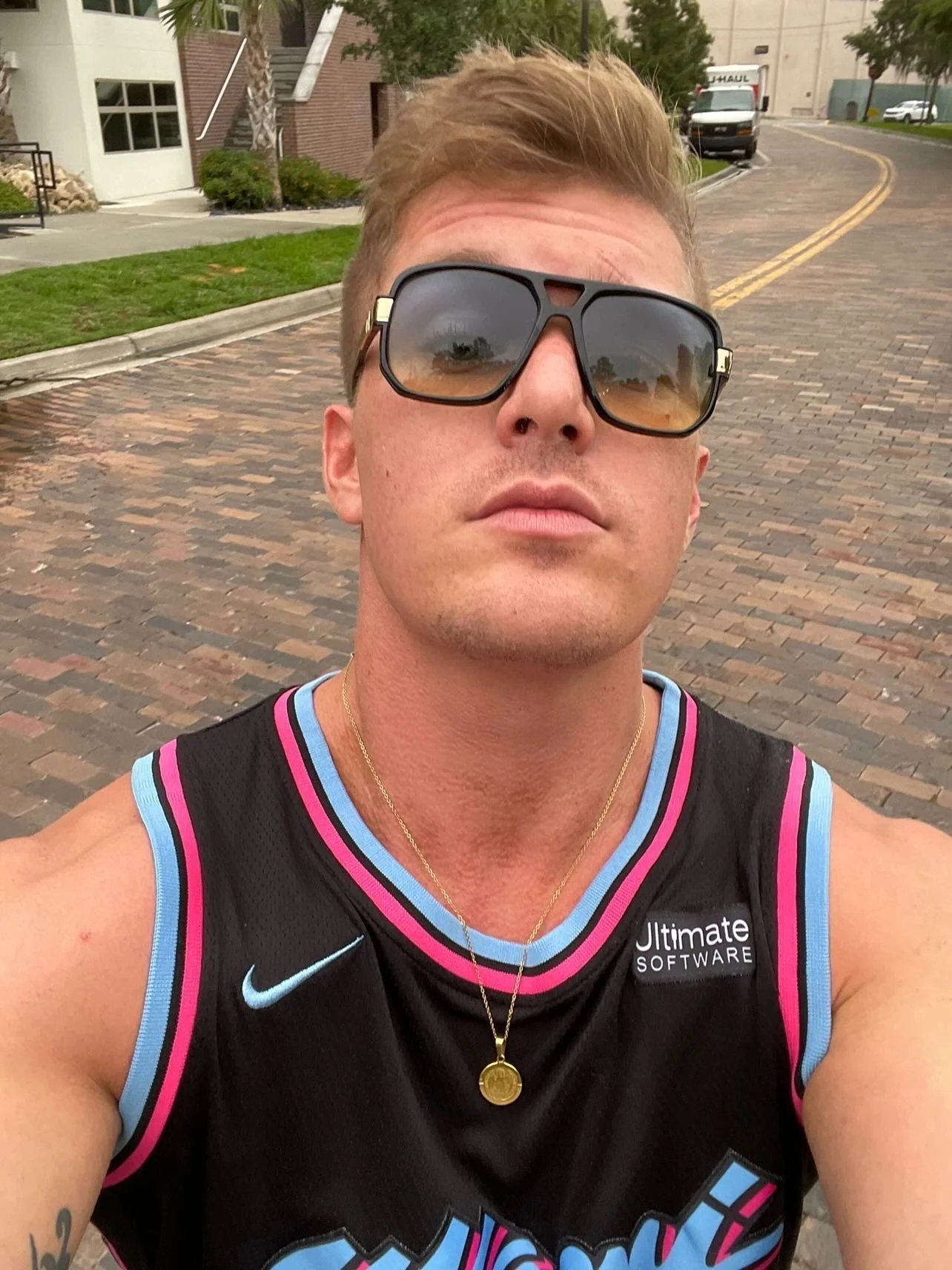 DREW Harper Navigator Sunglasses V shaes premium luxury tour.JPG