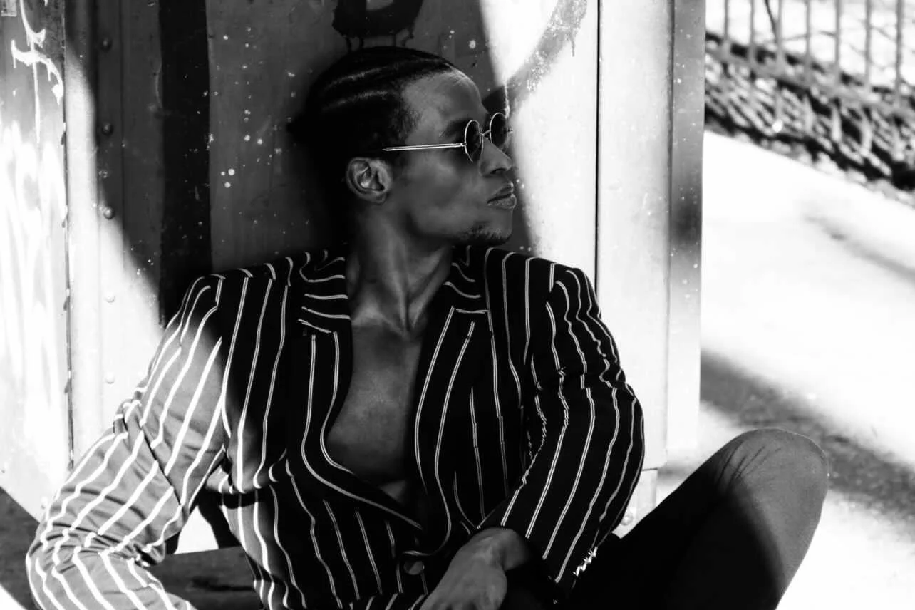 Rony Augustin model v shades sunglasses round lennon crush 7.JPG