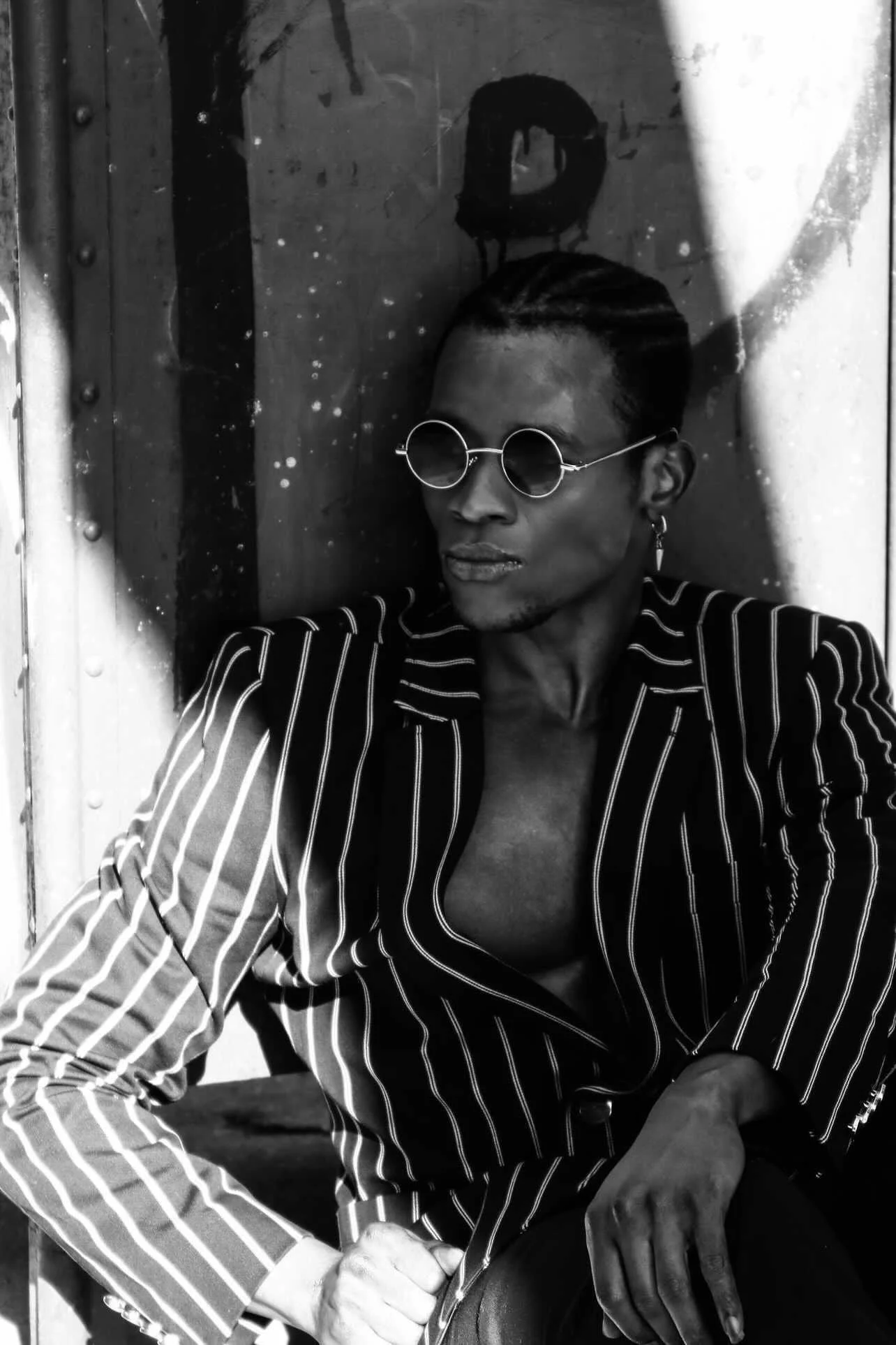 Rony Augustin model v shades sunglasses round lennon crush 2.JPG