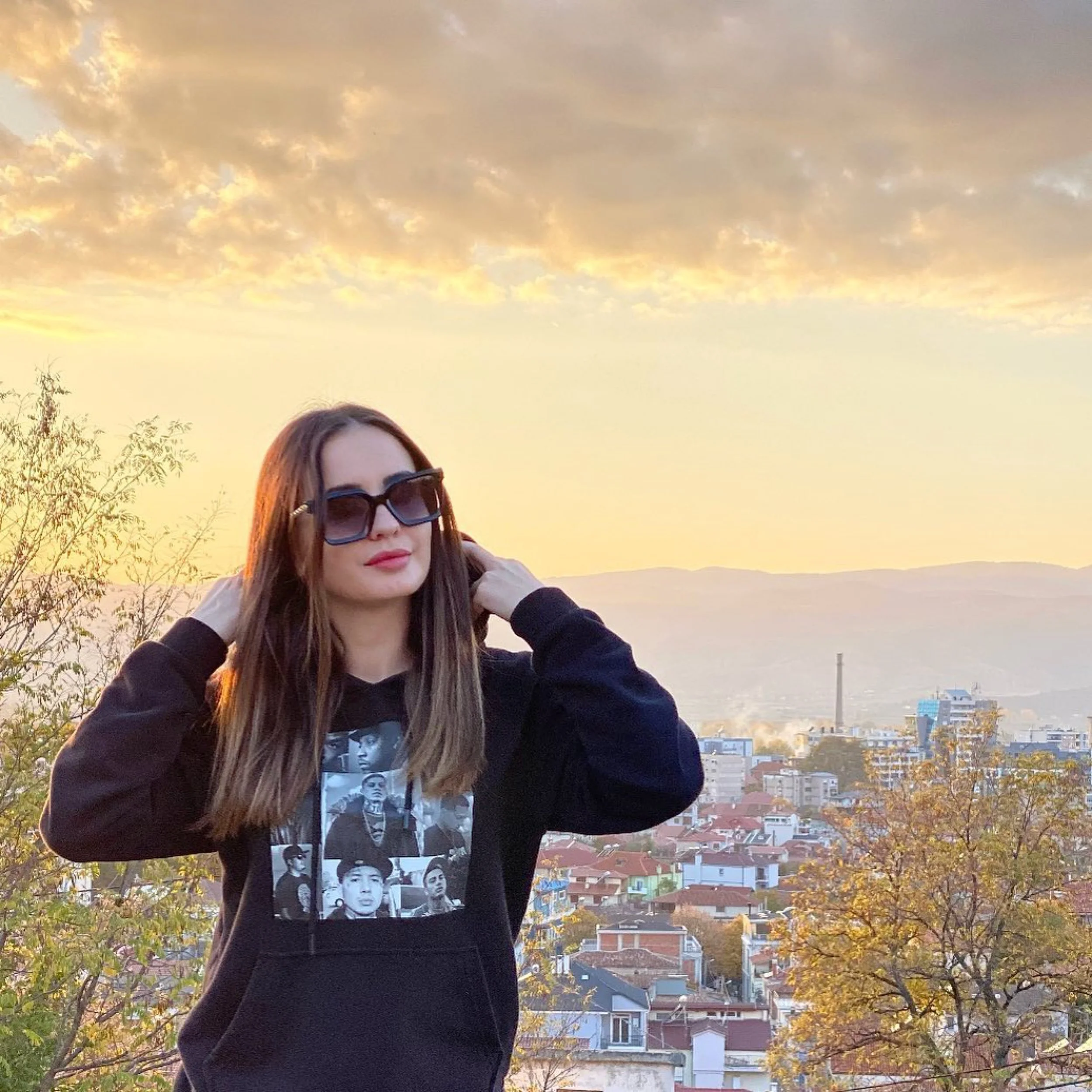 Anisa Dobra V Shades Sunglasses Fashion Model Top Notch fashion chain arm square 4.JPG