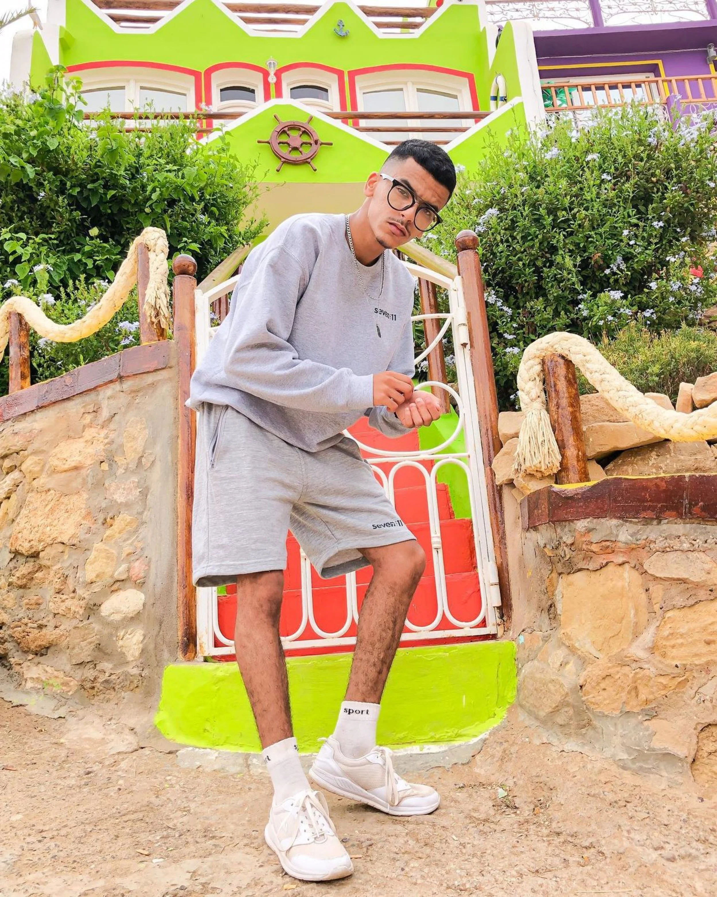 Mohamed Akhabar model v shades sunglasses tech 4.JPG