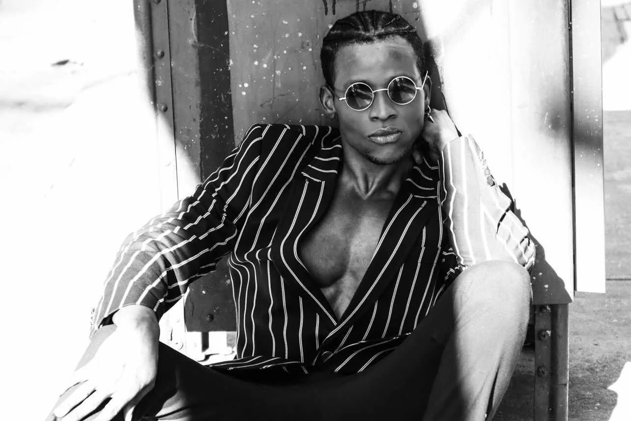 Rony Augustin model v shades sunglasses round lennon crush 13.JPG