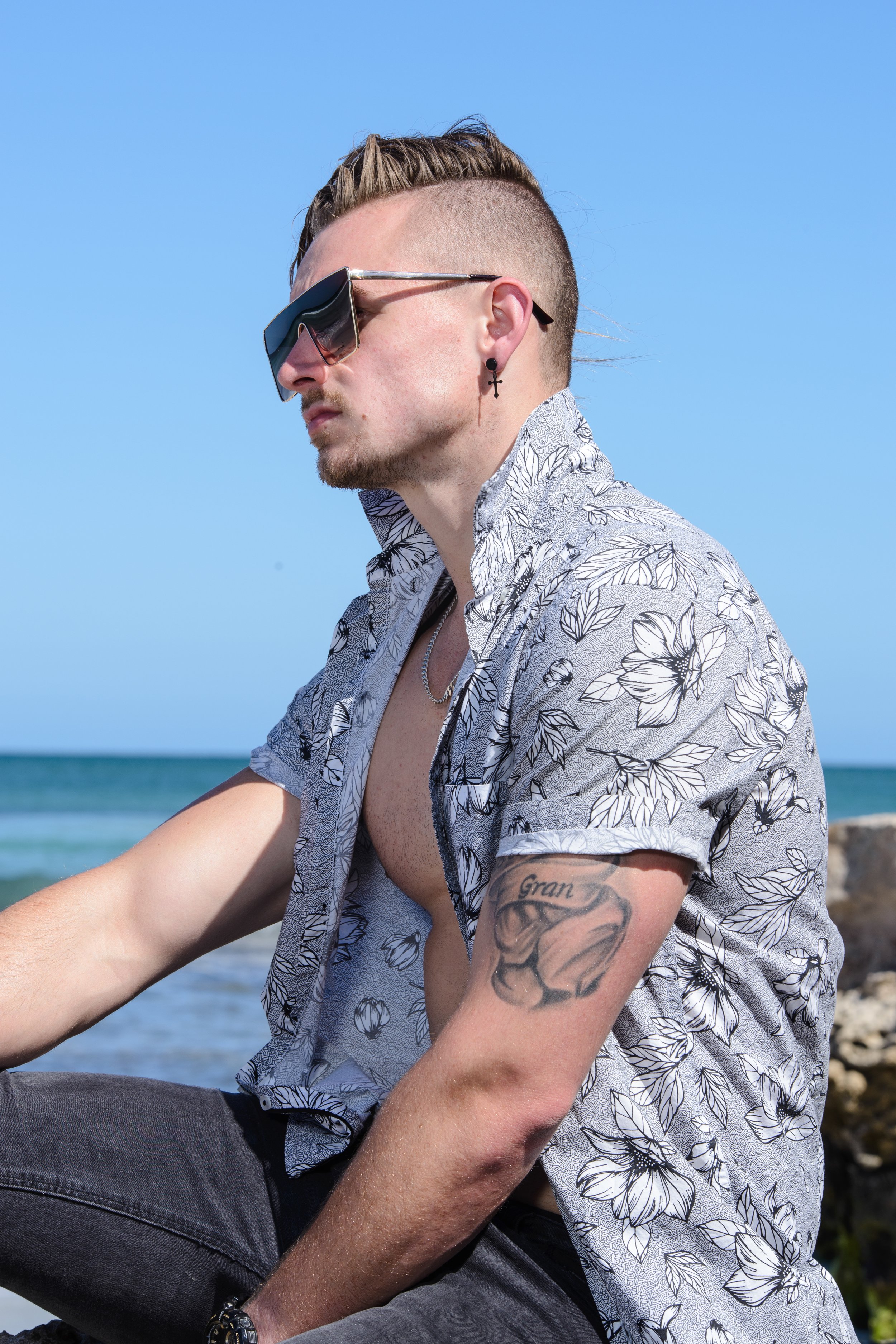 Jay Raymond Australian Fashion Model V Shades Premium Luxury Sunglasses Fashion Influencer Tik Tok VS Brands Digital Media Holding Company track oversized shield 7.jpg