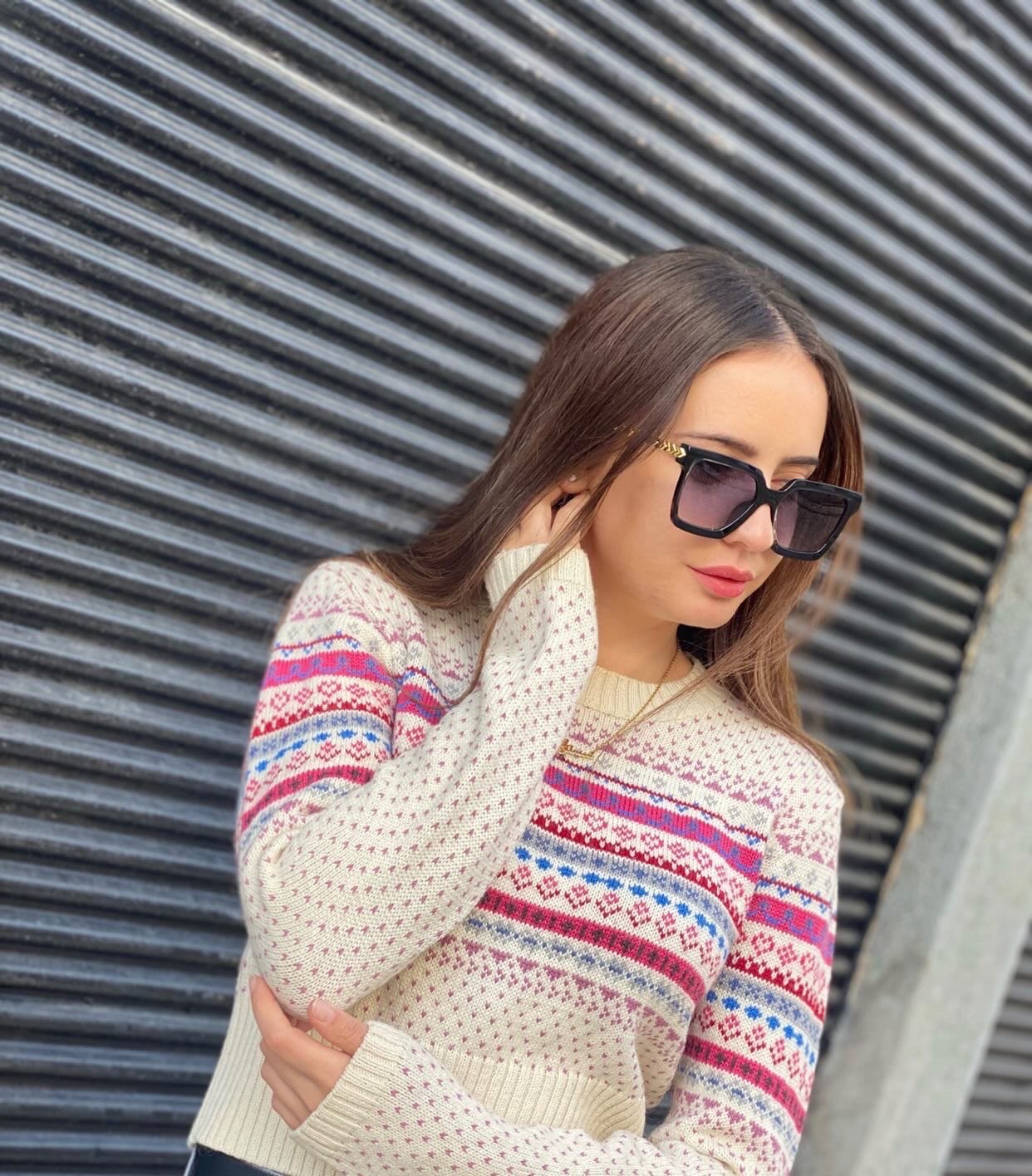 Anisa Dobra V Shades Sunglasses Fashion Model Top Notch fashion chain arm square 3.JPG