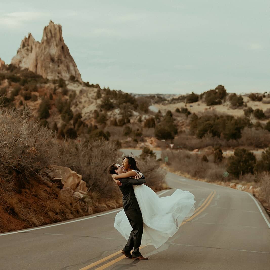 〰️
Missing all of my Colorado people a little extra today and this gorgeous view!
&bull;
&bull;
&bull;
#colorado #gardenofthegods #gardenofthegodscolorado #couplesphotographer #coloradoweddingphotographer #coloradoelopementphotographer #dallasengagem
