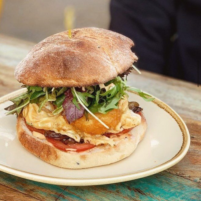 Deliciously drool-worthy breaky burger 🍔 it&rsquo;s got everything you need to get your weekend started! 
📸: @sydneyfoodgrid #bonelesscafe 💀🤍