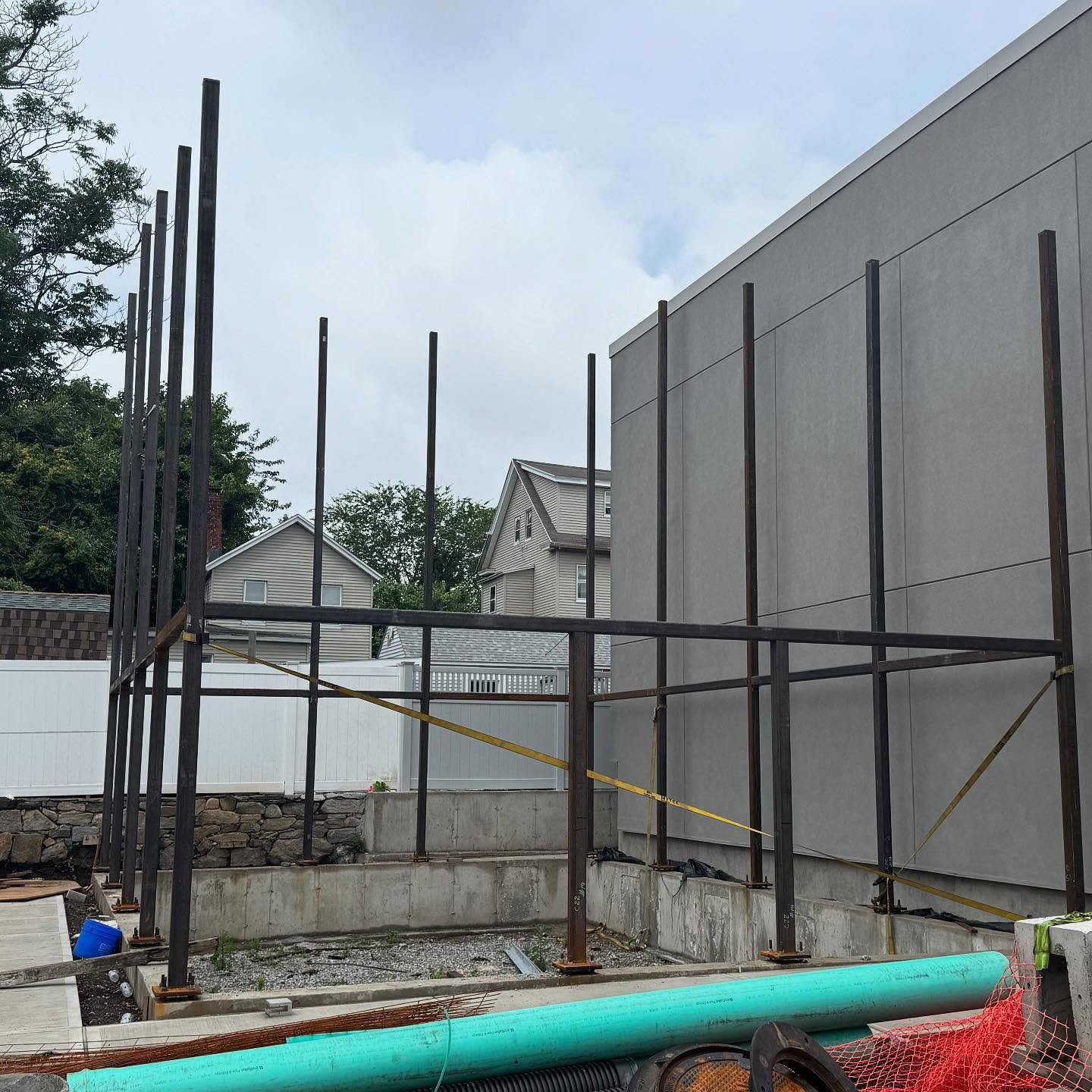 @squashbridge is the home of the next outdoor steel wall, wood floor, glass back wall squash court in Bridgeport, Connecticut. 

#feelthesteel #squash #outdoorsquash

This project was initiated by @squasheducation and is a collaboration with @squashb