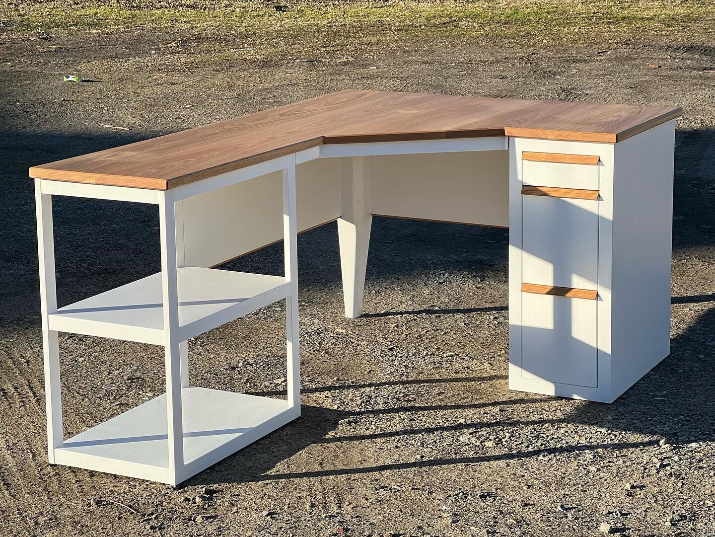 Custom desk with white oak top and handmade drawer pulls
.
.
#desk #office #officedesign #officedecor #workfromhome 
.
.
.
#woodwork #woodworking #woodworker #wood #woodworkersofinstagram #handmade #maker #custommade #diy #woodshop #furnituremaker #b