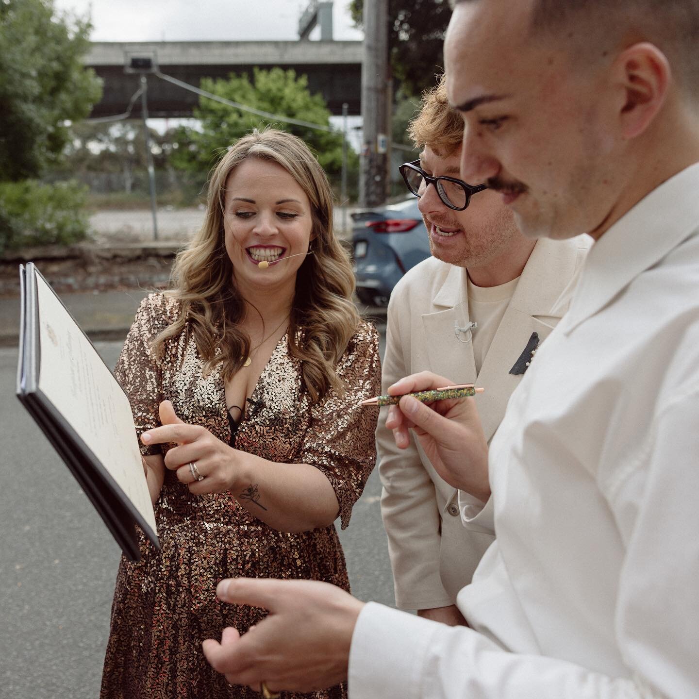 For Sam and Nathaniel ❤️, instead of taking a break mid ceremony, we signed their paperwork after they&rsquo;d headed back down the aisle and it worked a treat for a few reasons:
⚡️It kept the vibes high and the momentum going 
🤗 They got in and aro