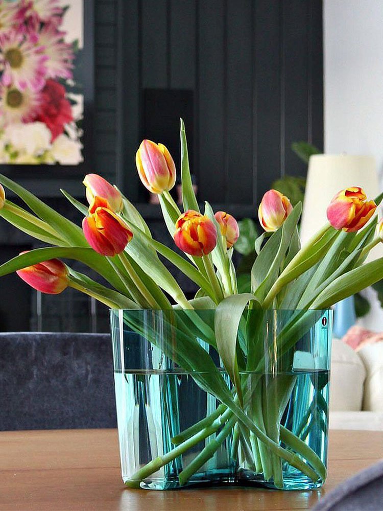 Alvar-Aalto-Tulip_sea-Blue-Vase-2.jpg
