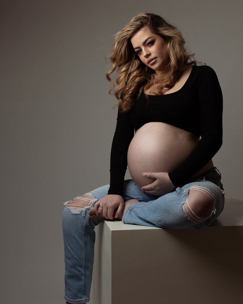 maternity-photo-of-woman-with-baby-bump-wearing-jeans-and-crop-top.jpg