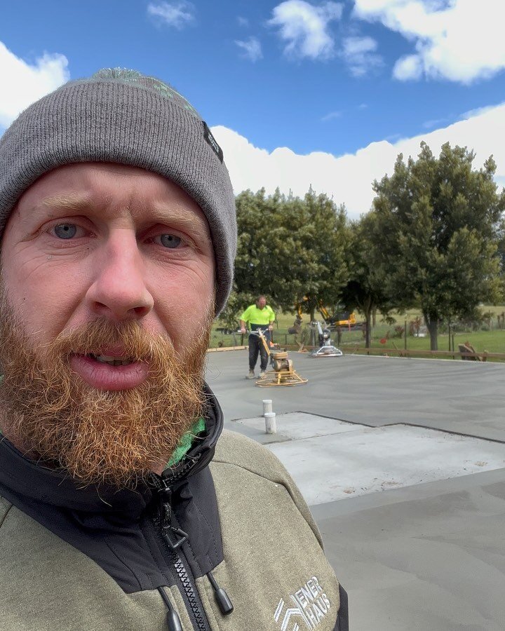 #highperformancehomes slab down. #burnishedconcrete finish looking great. This slab is totally thermally broken from the ground. Weather in summer in Victoria today was a balmy 7 degrees I reckon before the sun came out. Great concreters doing a grea