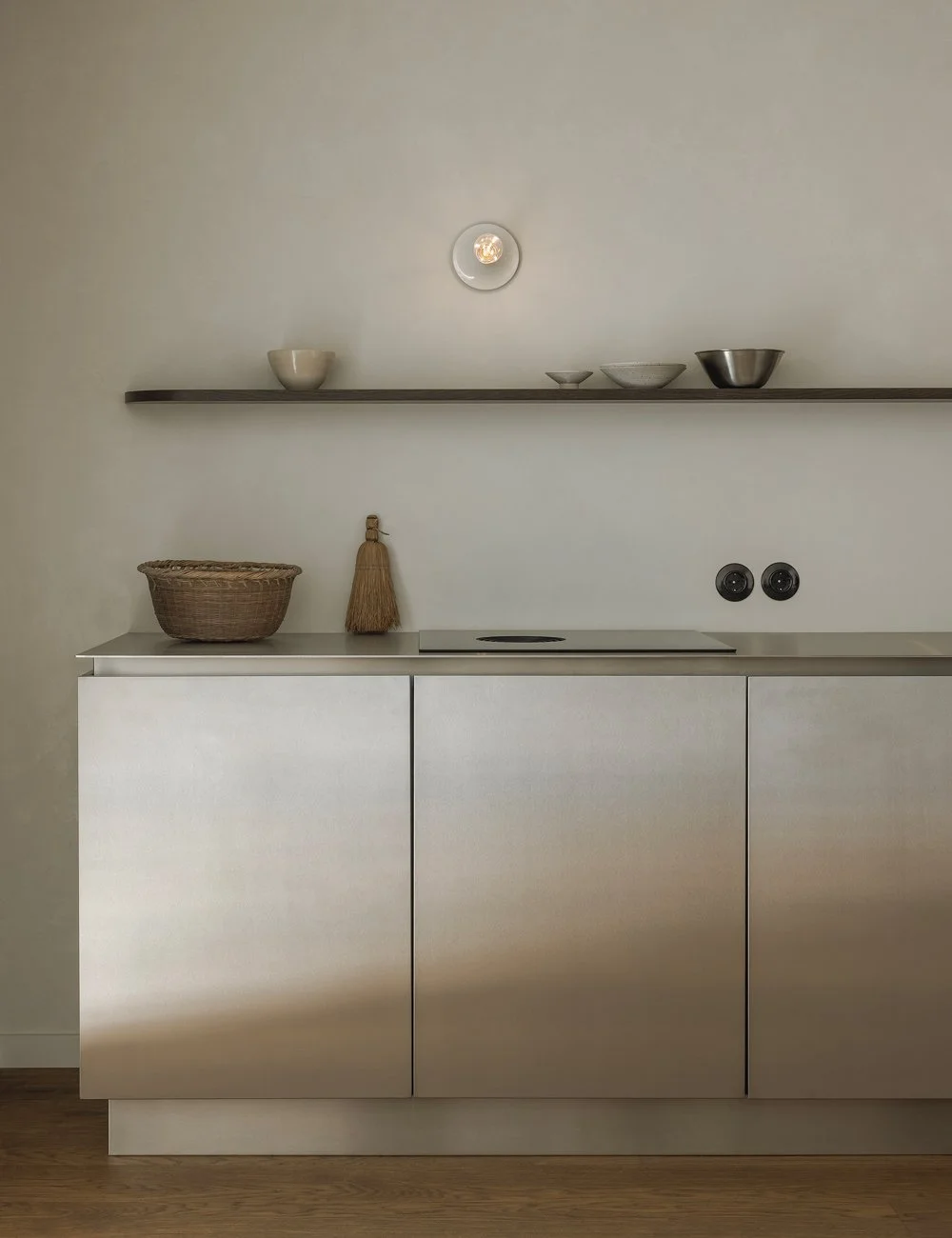 Fotograf Elisabeth Heiers hjem med et minimalistisk kjøkken i rustfritt stål og spesialtilpasset oppbevaring fra Nordiska Kök.