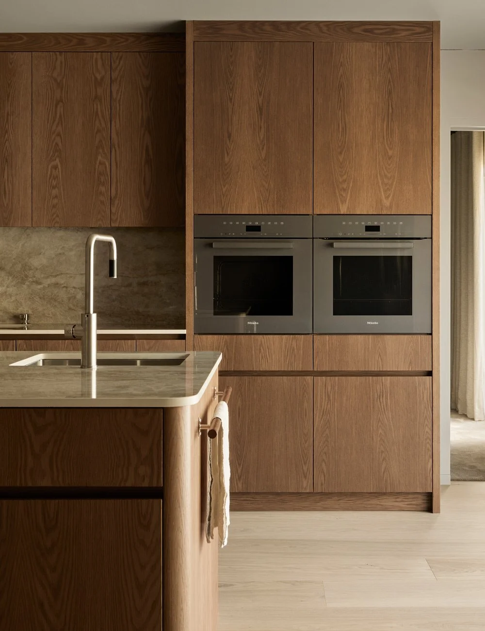 Kjøkkeninnredning i eik i et skandinavisk hjem i varme toner