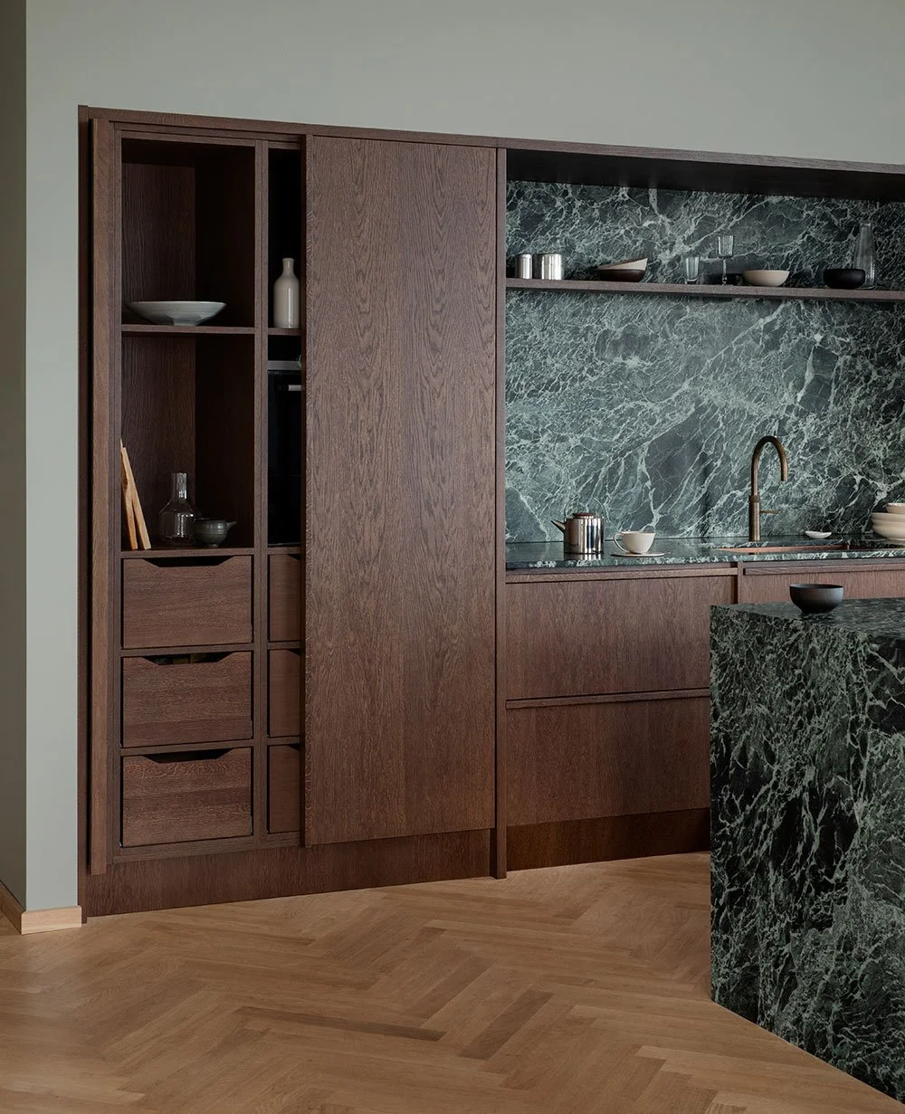 Det elegante trekjøkkenet ved kysten utenfor København