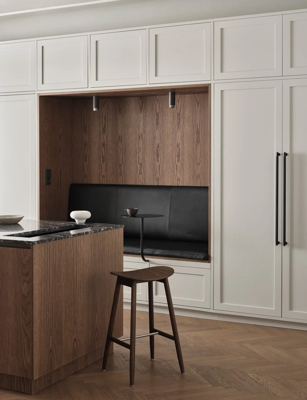 Nordisk eleganse i eik og svart marmor