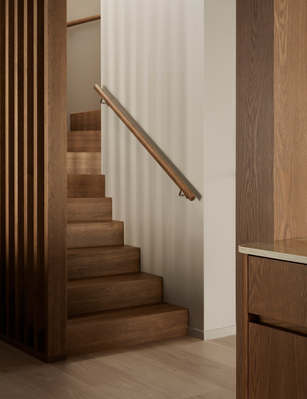 Eiketrapp med rekkverk og spiler i varm eik