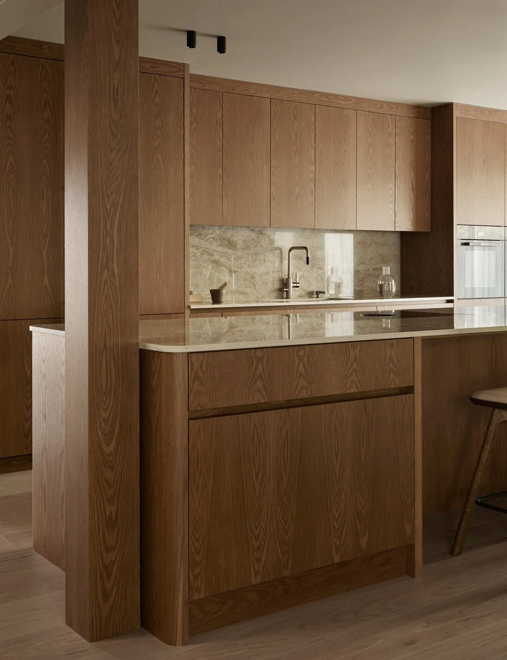 Eikekjøkken med kjøkkenøy og Dekton Taga benkeplate