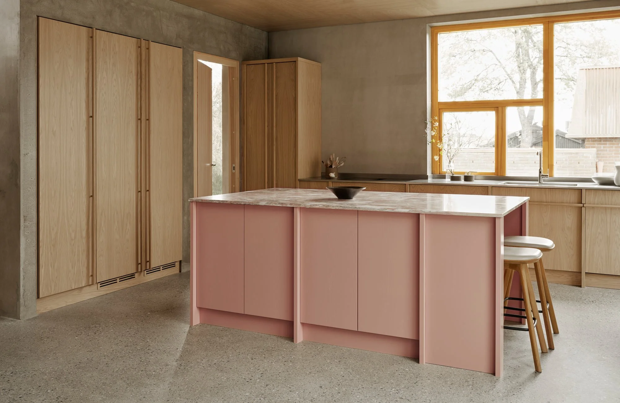 skreddersydd-eikekjoekken-med-rosa-kjoekkenoey.jpg