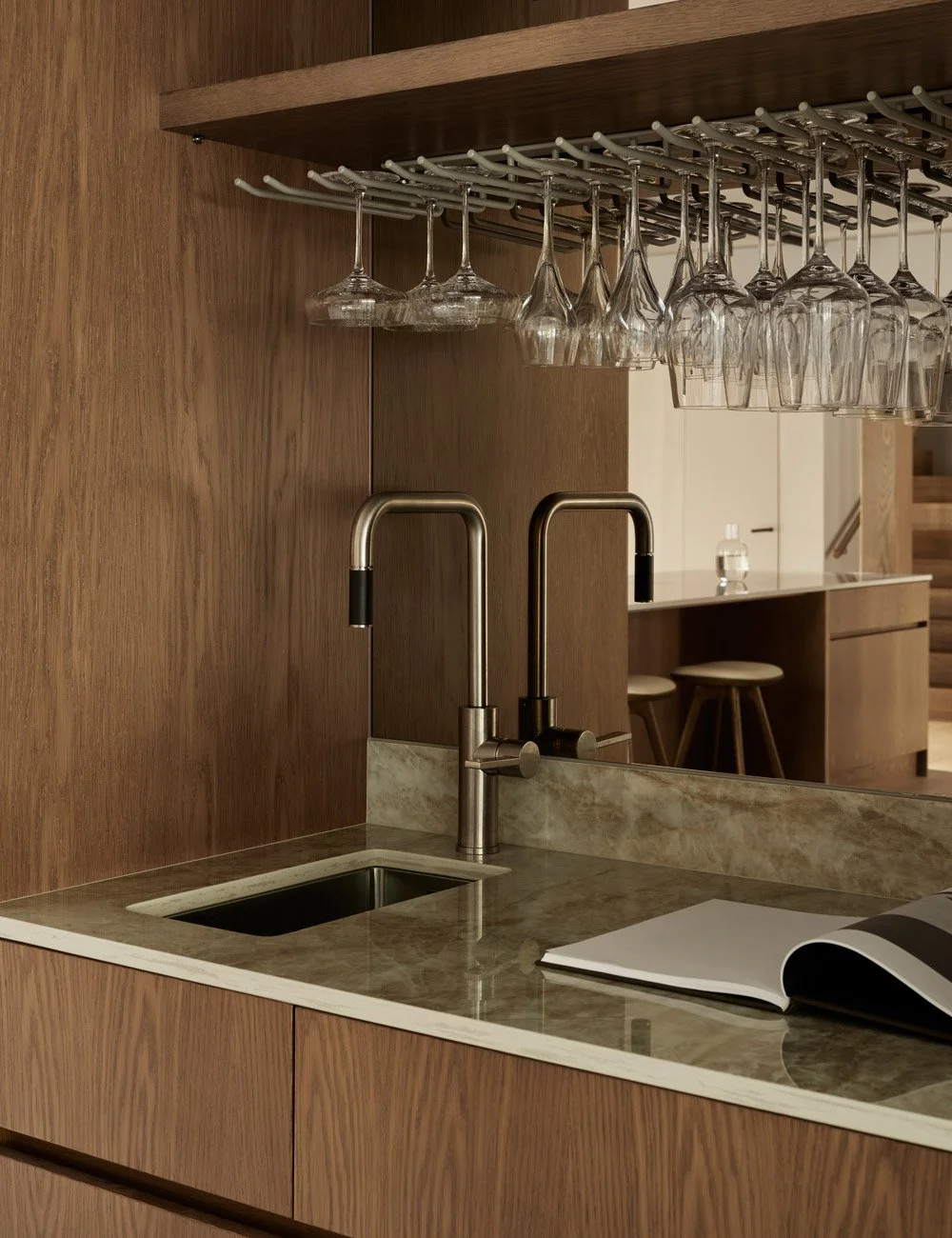 Barløsning i varm eik med komposittbenkeplate, vask, kjøkkenkran og trehylle med vinglassholder