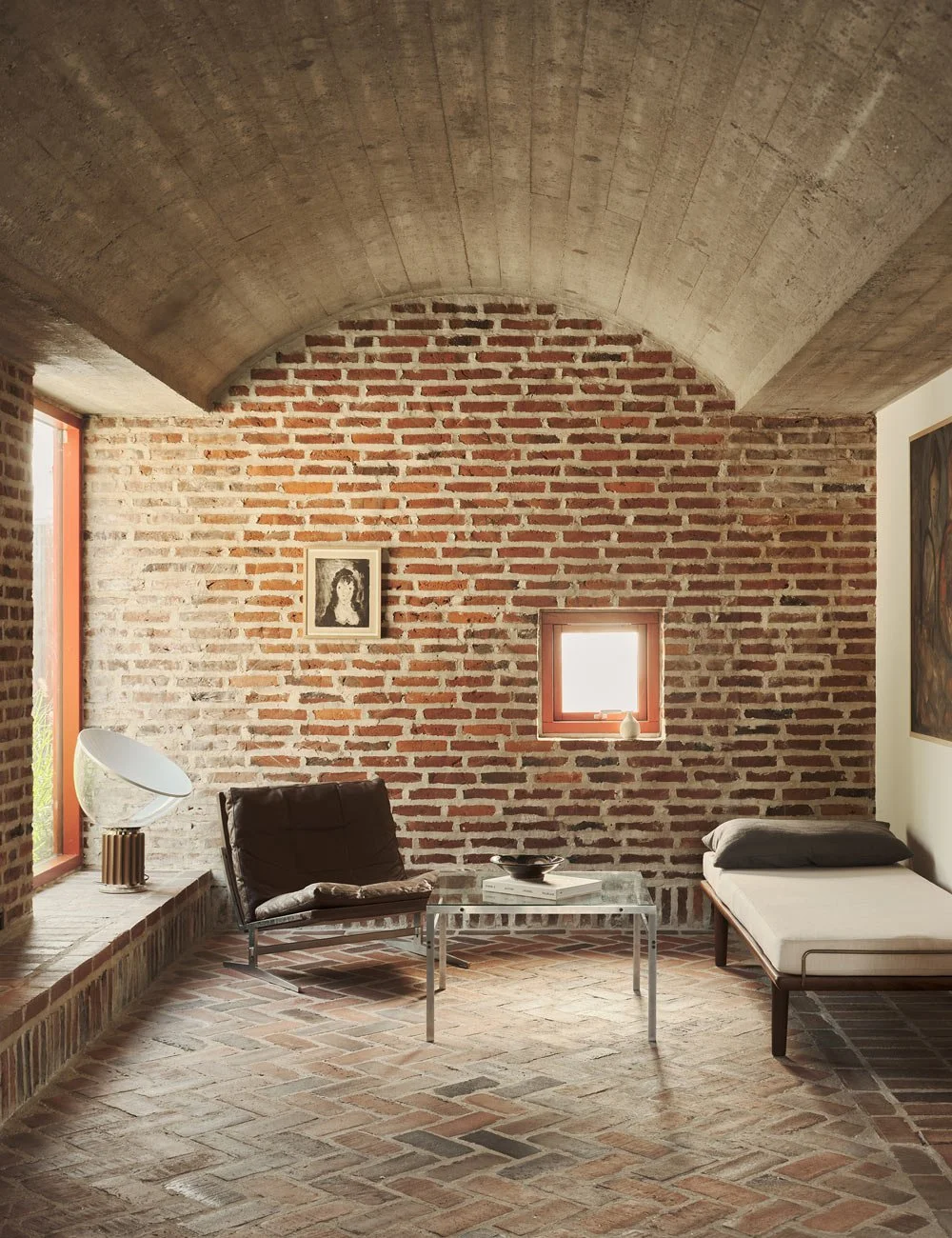 Buet betongtak i modernistisk arkitekttegnet hus