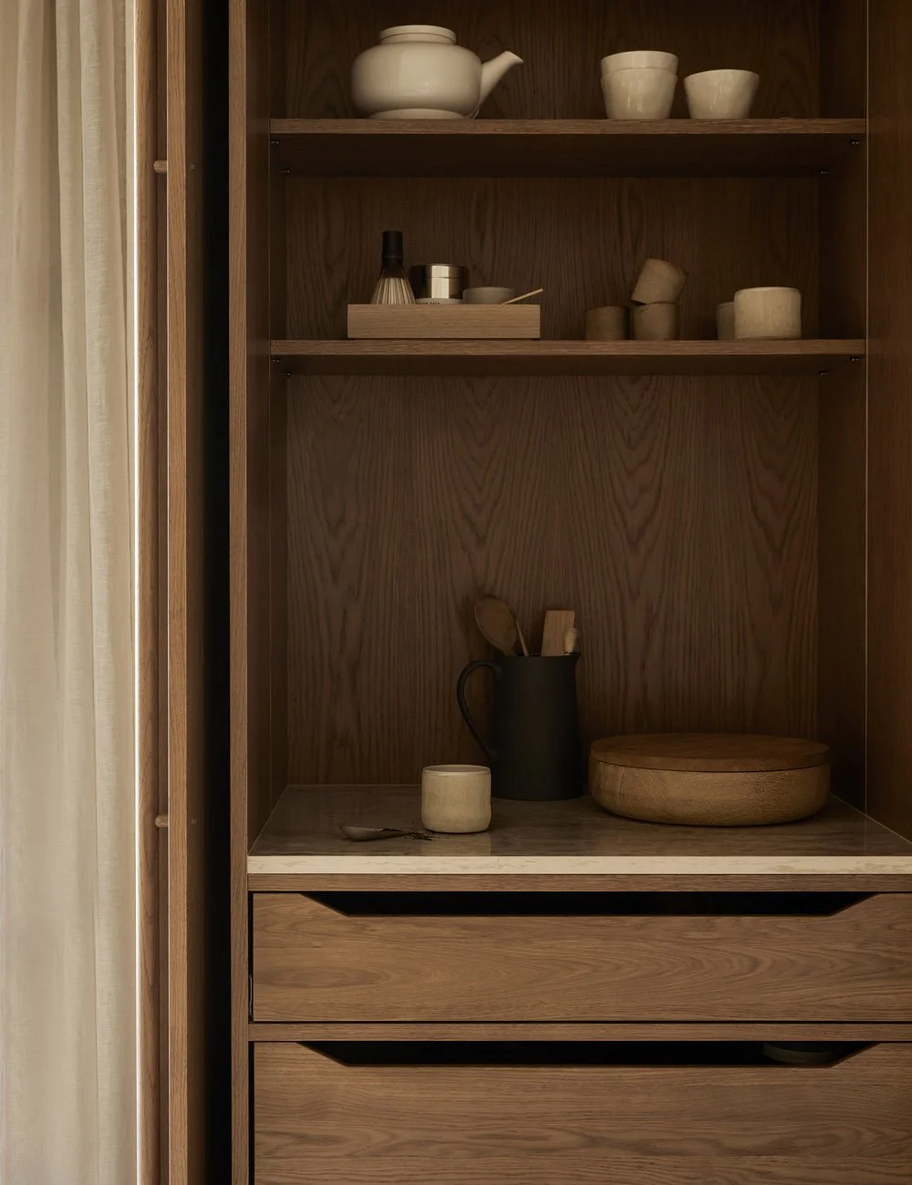 Kjøkkenoppbevaring i eik med Dekton Taga benkeplate