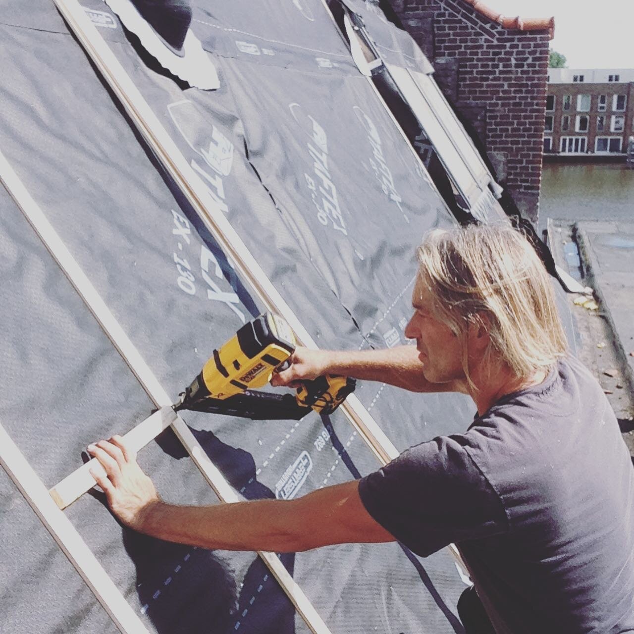Bouwbedrijf Gerritsen gaat lekker. Een dakklus, wat valt er veel te doen en te leren in de bouw. I love it!
