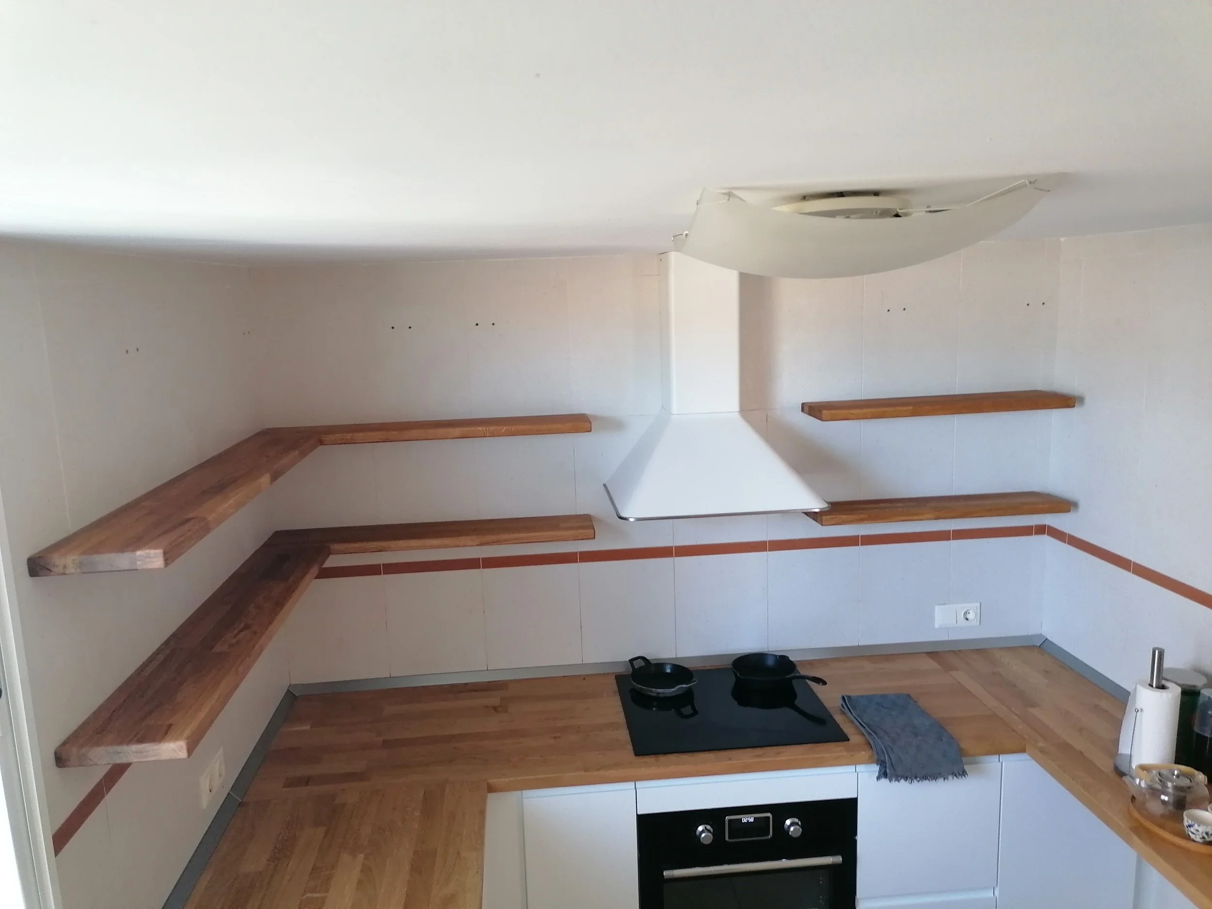 Floating wooden shelves – Porto Cristo – Hugo Will Fix It