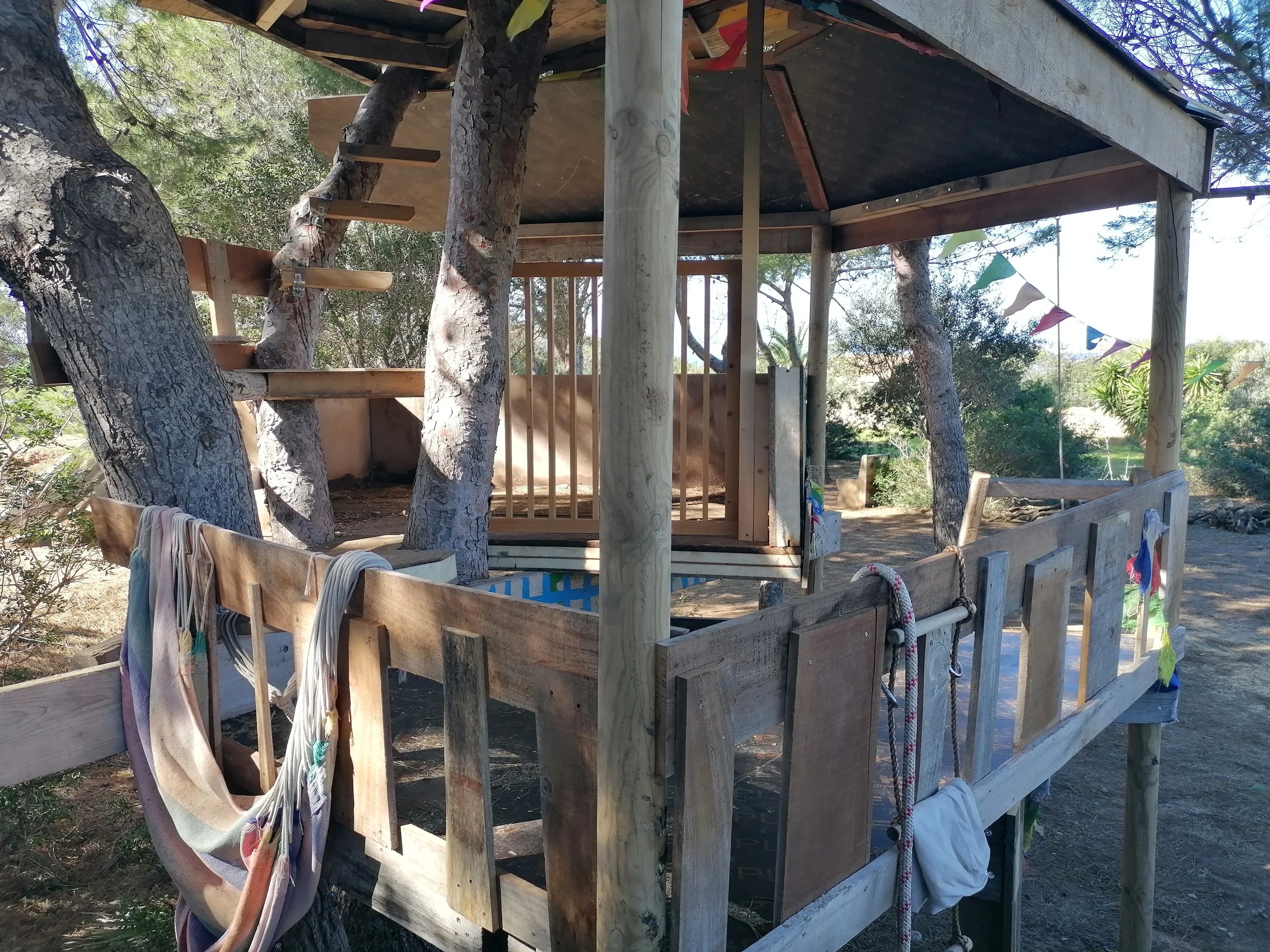 Upcycled Treehouse in Colonia San Pere – Hugo Will Fix It