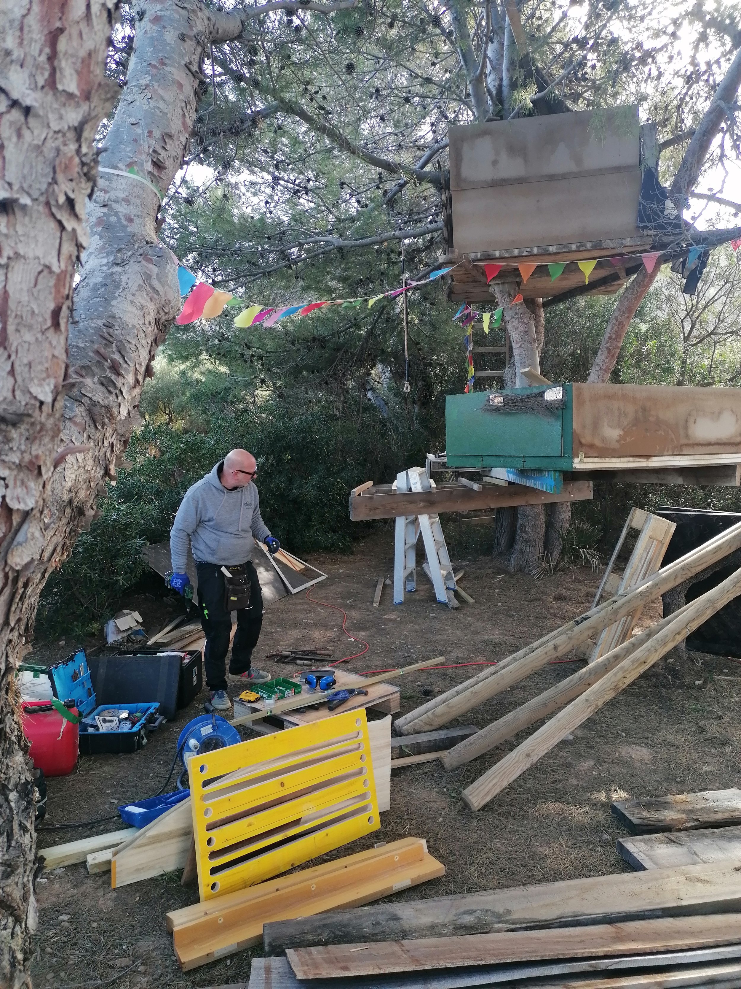 Upcycled Treehouse in Colonia San Pere – Hugo Will Fix It