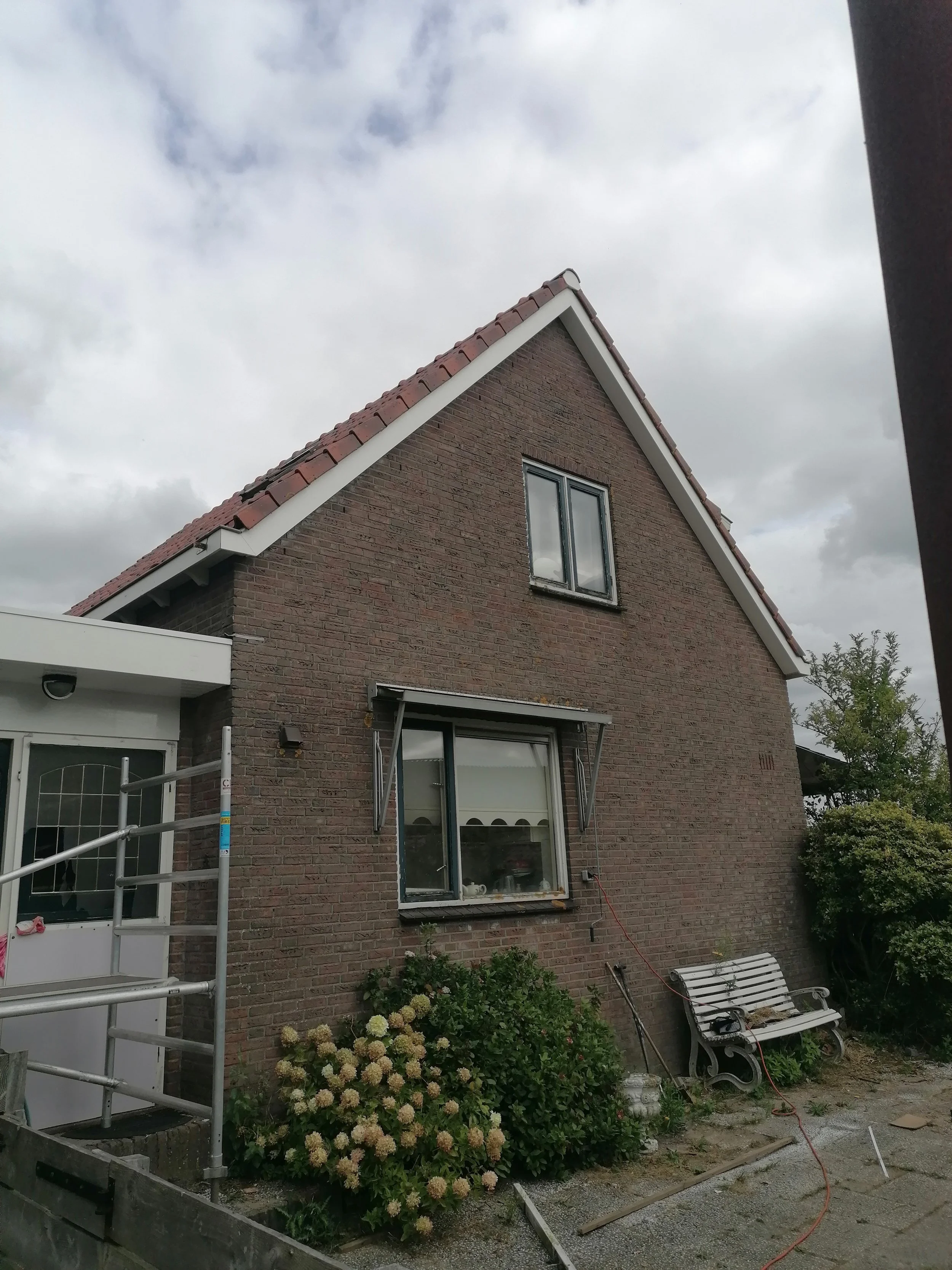 Roof and Facade Renovation – Oostzaan (Netherlands) – Hugo Will Fix It