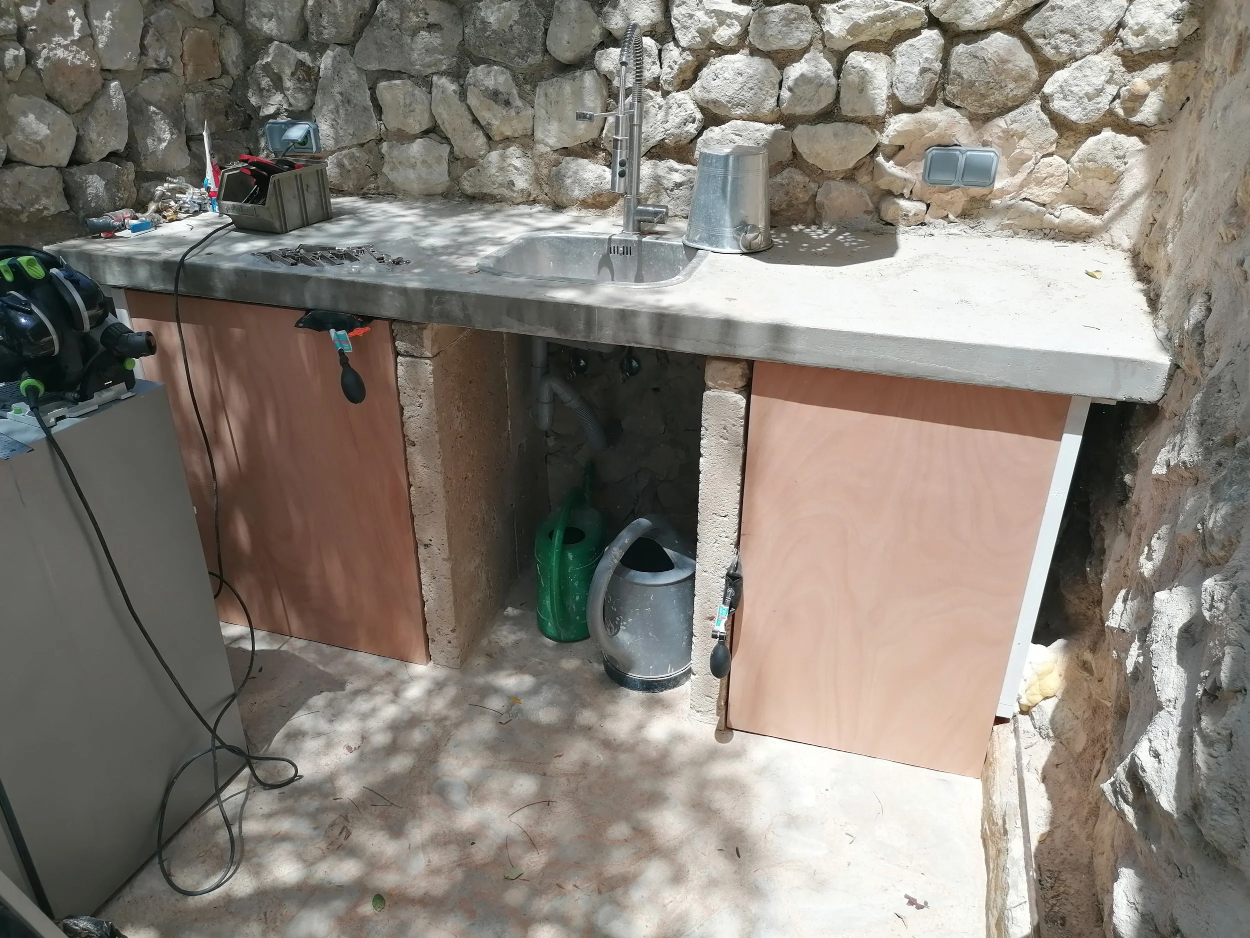 Outdoor Kitchen Doors in Sant Joan – Hugo Will Fix It