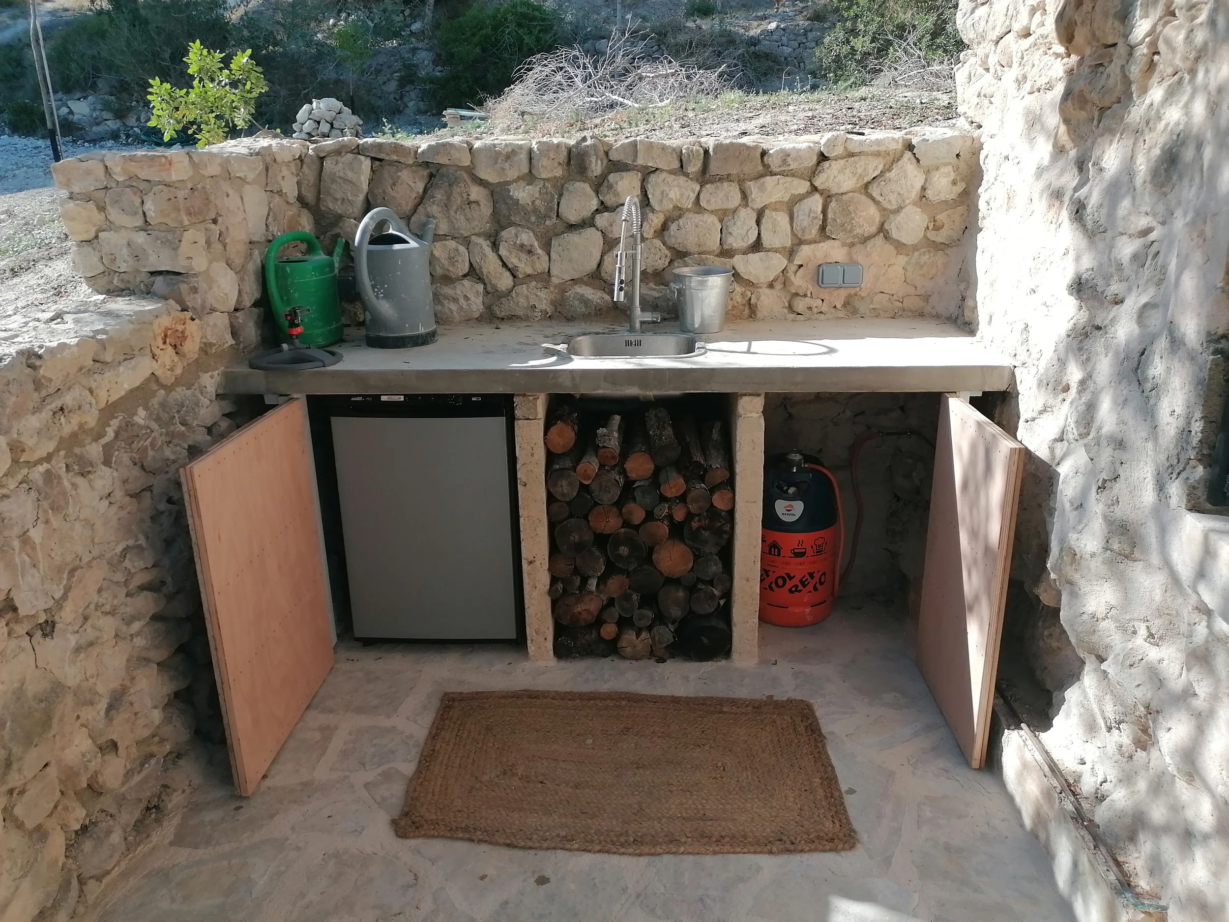 Outdoor Kitchen Doors in Sant Joan – Hugo Will Fix It